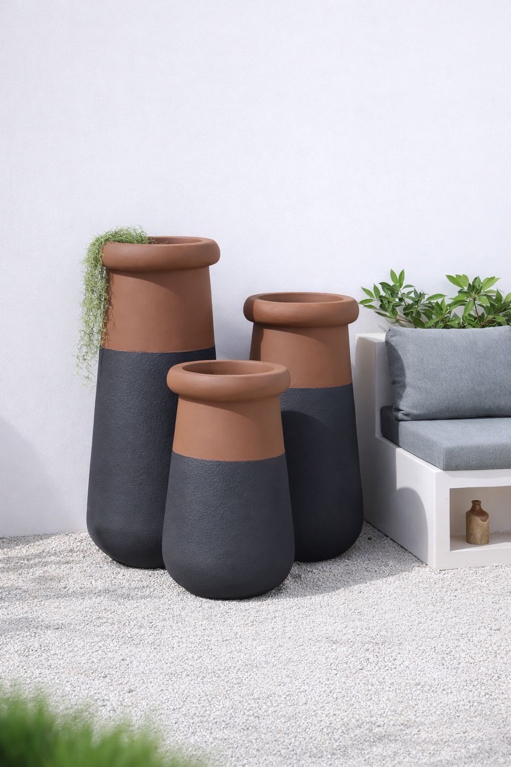 فازات خارجية طويلة بتصميم عصري بلونين بني وأسود بثلاثة أحجام مختلفة.