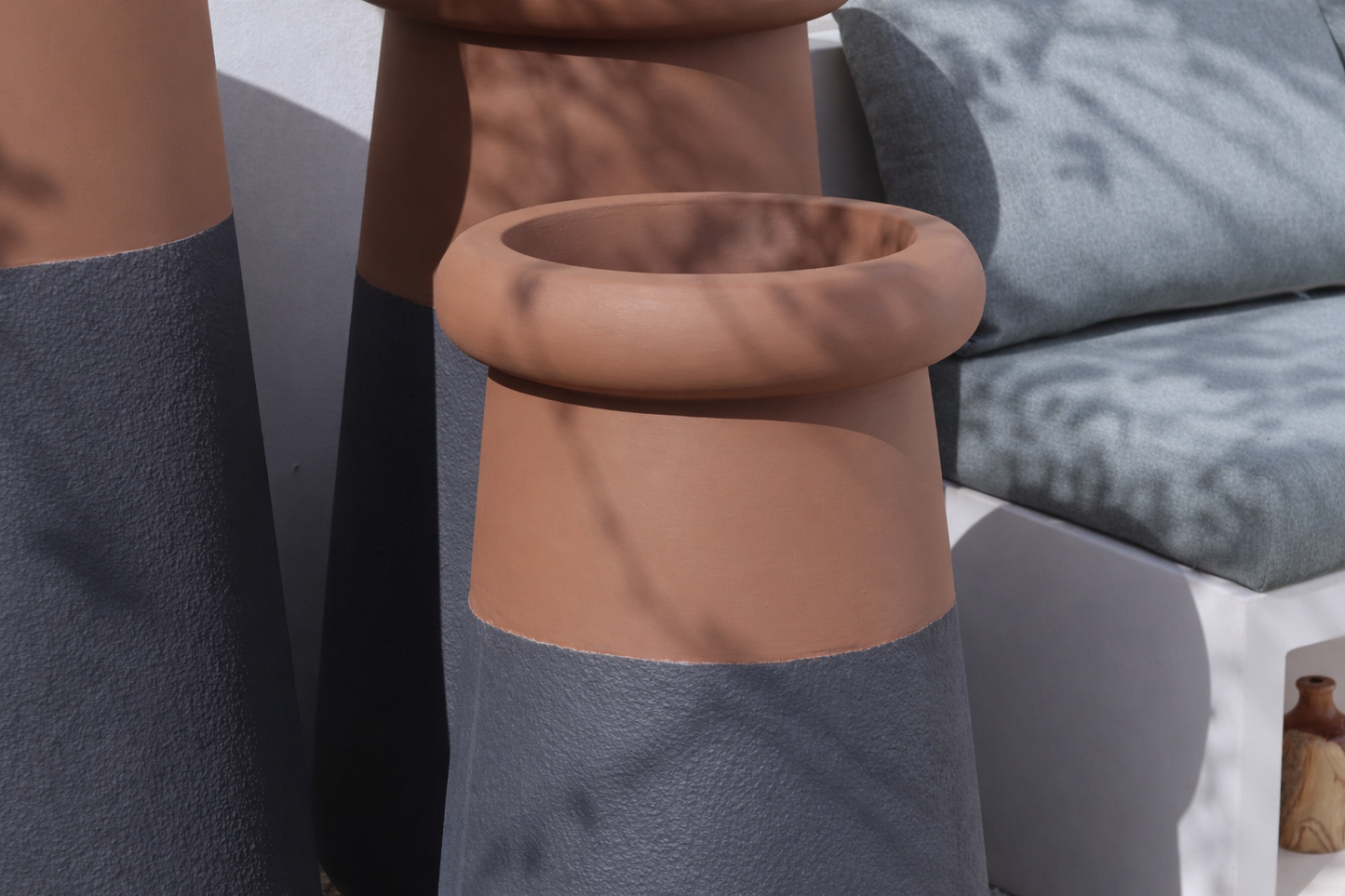 فازات زراعة خارجية طويلة بتصميم عصري بلونين بني وأسود بثلاثة أحجام مختلفة.