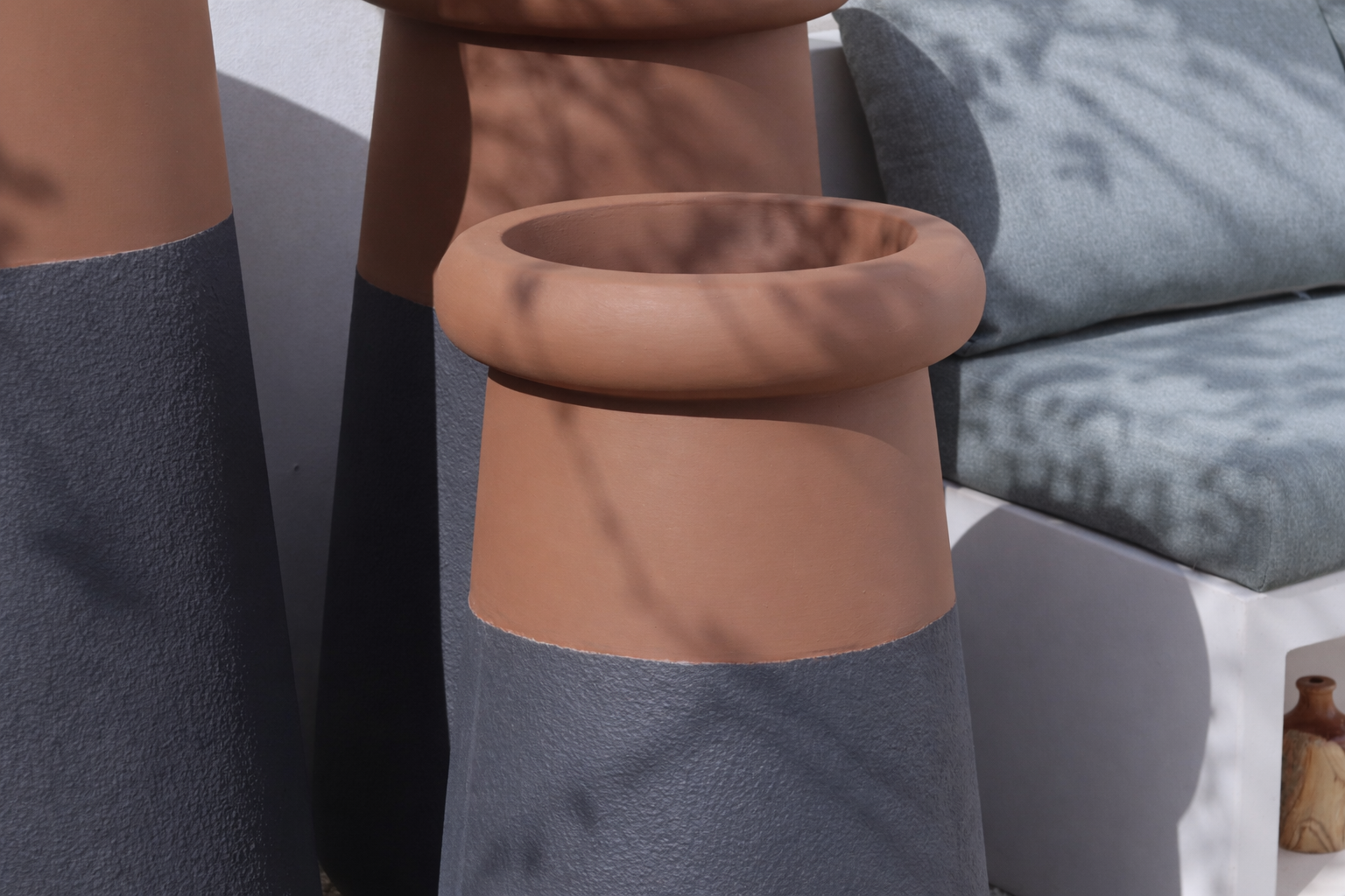 فازات زراعة خارجية طويلة بتصميم عصري بلونين بني وأسود بثلاثة أحجام مختلفة.