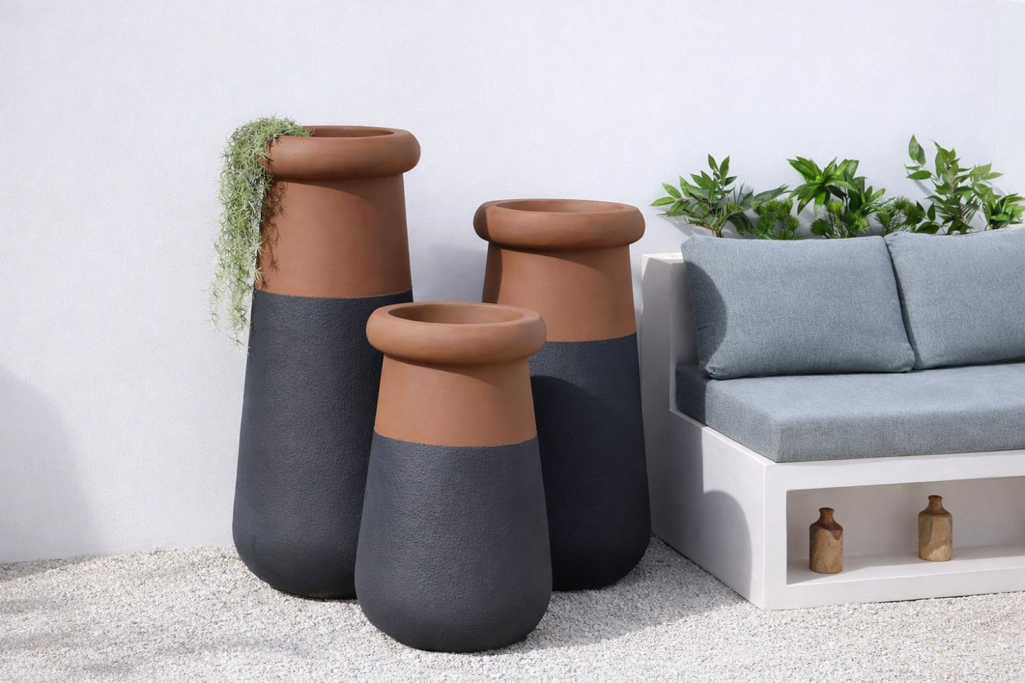 فازات خارجية طويلة بتصميم عصري بلونين بني وأسود بثلاثة أحجام مختلفة.