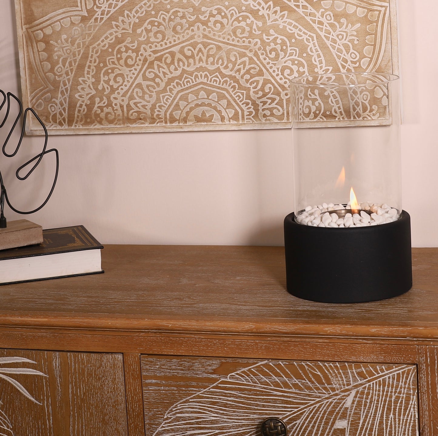 موقد فلو بتصميم حديث مع لهب طبيعي وإطار زجاجي آمن للمنزل