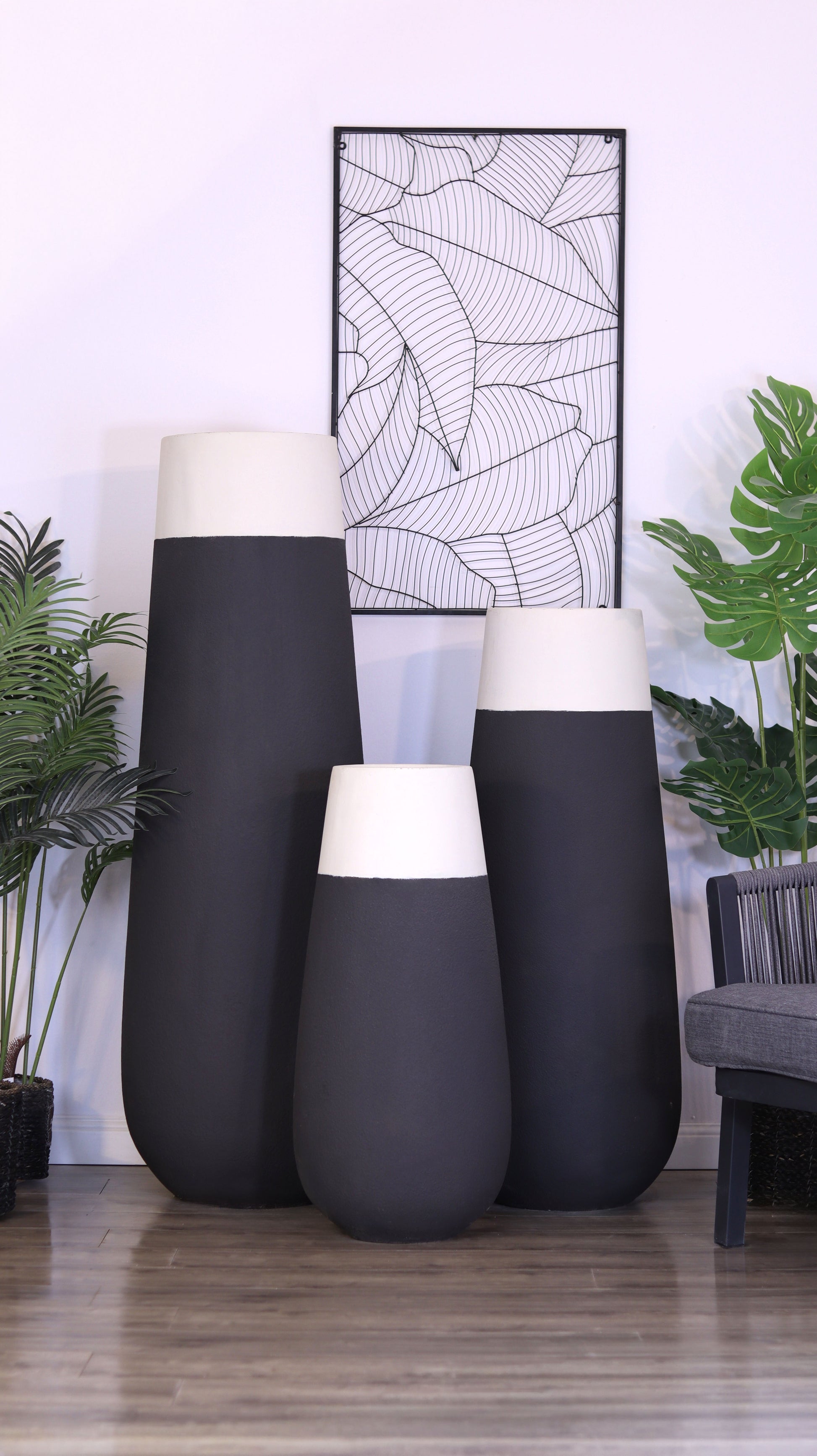 فازات خارجية من باقة فوجي باللون الأسود والأوف وايت لديكور الحدائق