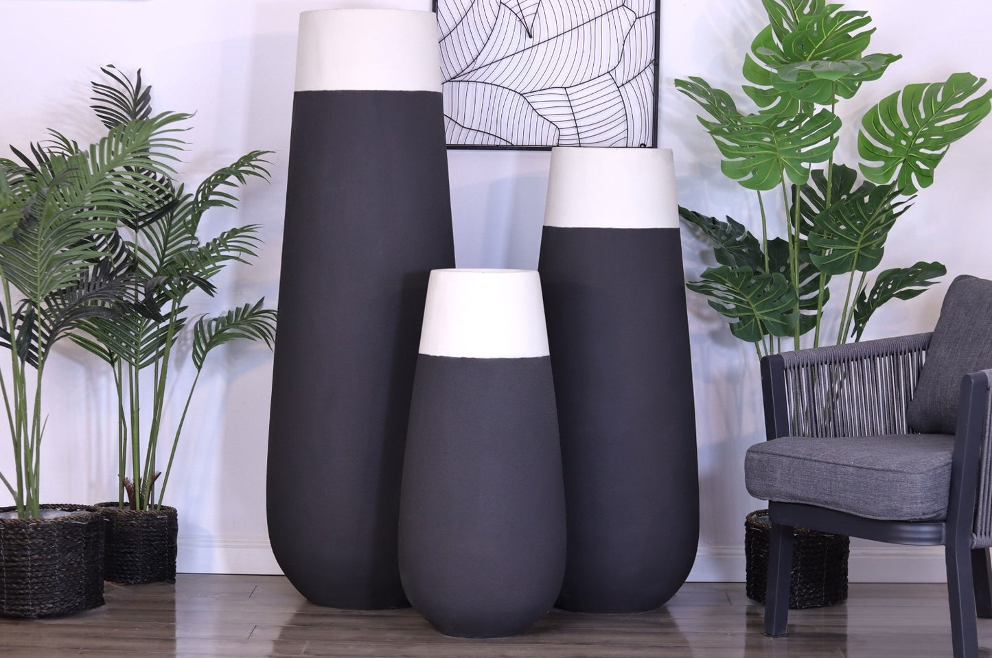 فازات خارجية من باقة فوجي باللون الأسود والأوف وايت لديكور الحدائق