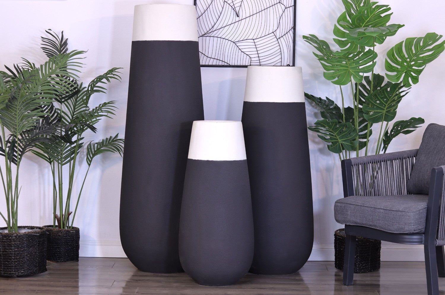 فازات خارجية من باقة فوجي باللون الأسود والأوف وايت لديكور الحدائق