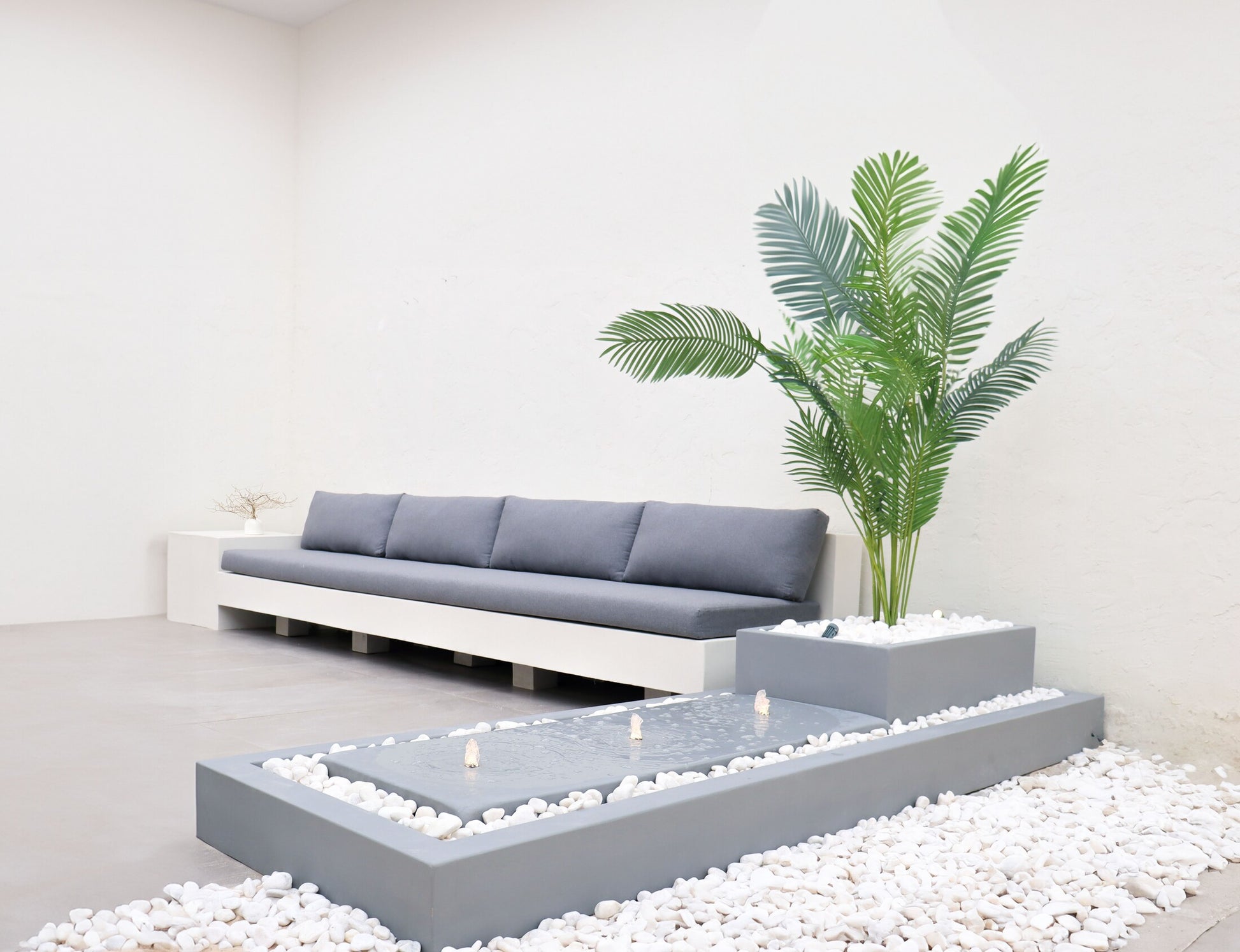 نافورة طويلة وعريضة بتصميم متين يناسب الحدائق والمداخل.