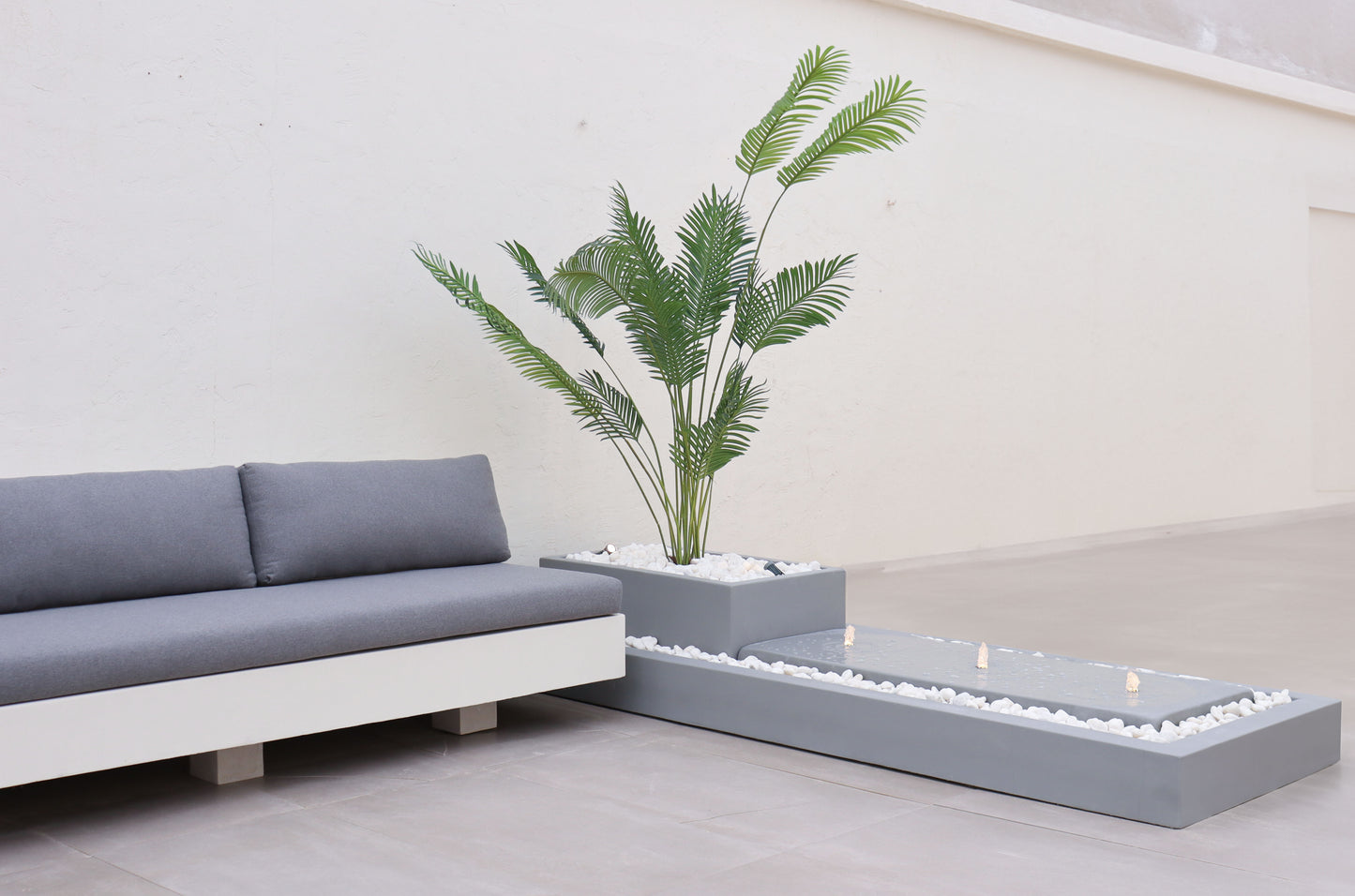 نافورة بلمسة عصرية تضفي جمالًا مميزًا على المساحة.