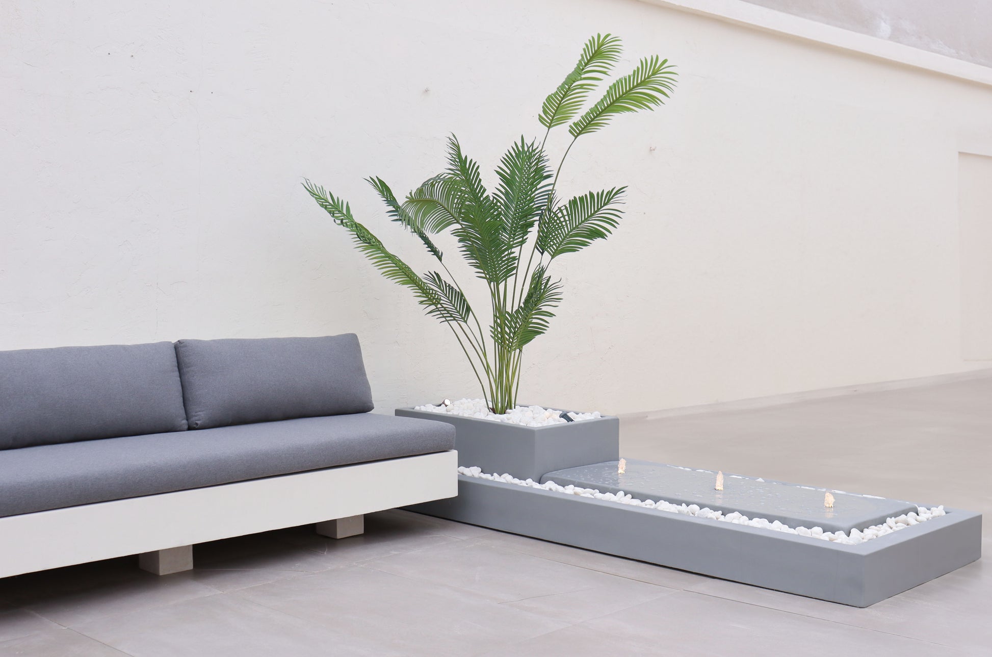 نافورة بلمسة عصرية تضفي جمالًا مميزًا على المساحة.