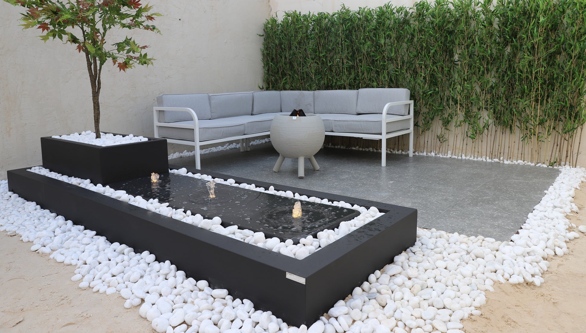 نافورة خارجية فاخرة مزودة بتحكم عن بعد وإضاءة عالية الجودة.