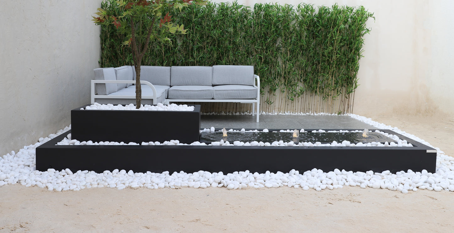 نافورة طويلة مع تدفق مياه هادئ تضيف أناقة للمكان.