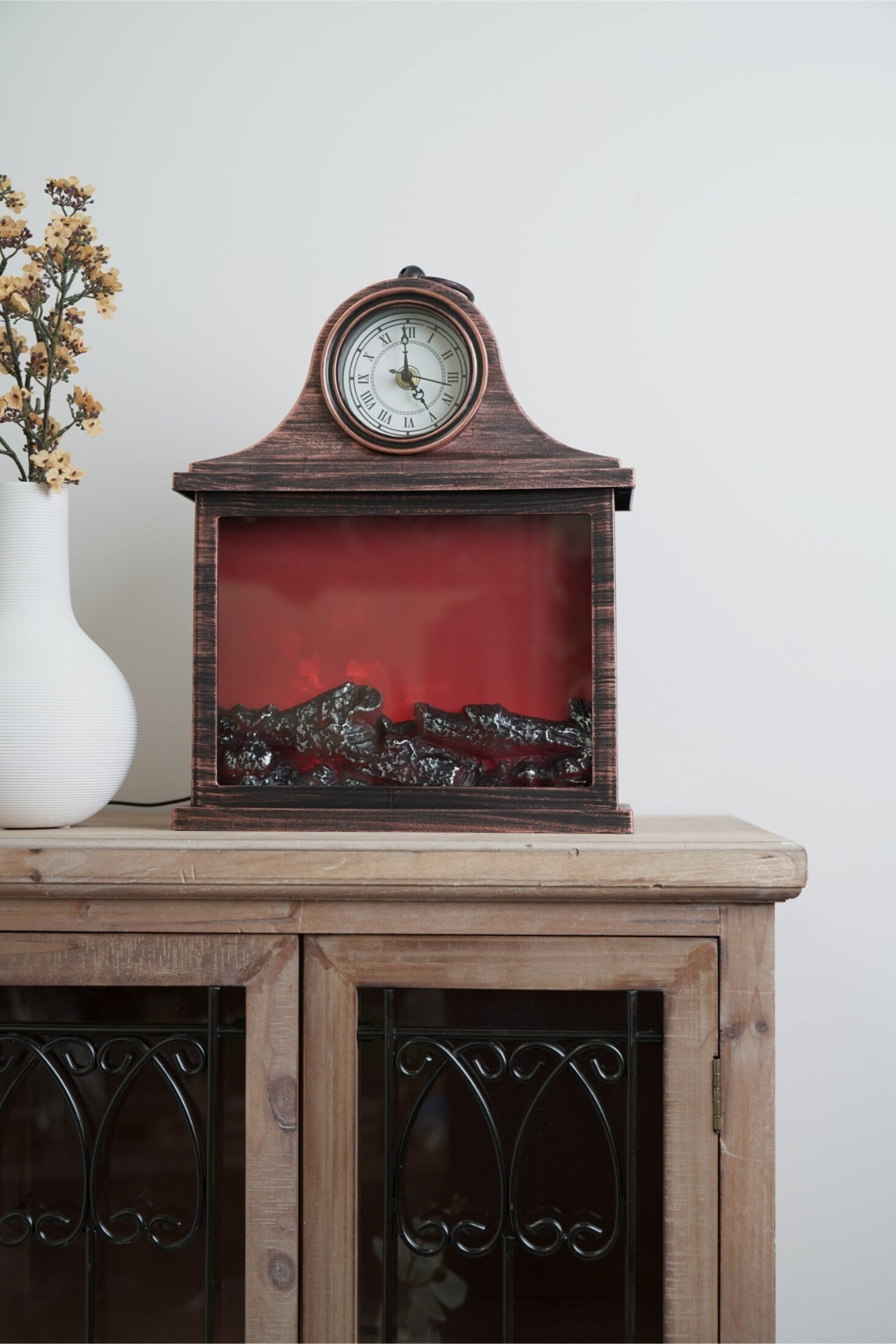 مدفأة ديكور بساعة كلاسيكية ولهب شكلي