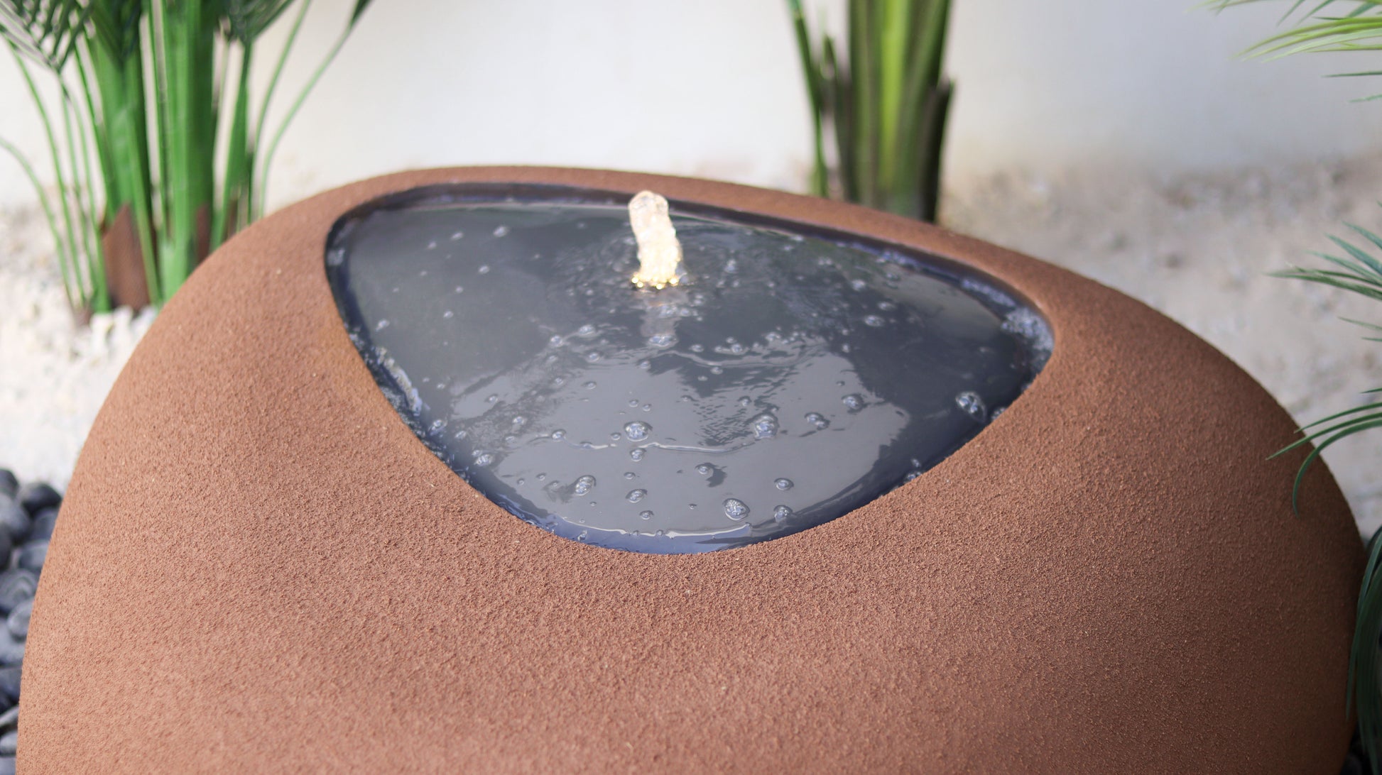 نافورة ديكور جورا بتدفق ماء هادئ يبعث على الاسترخاء