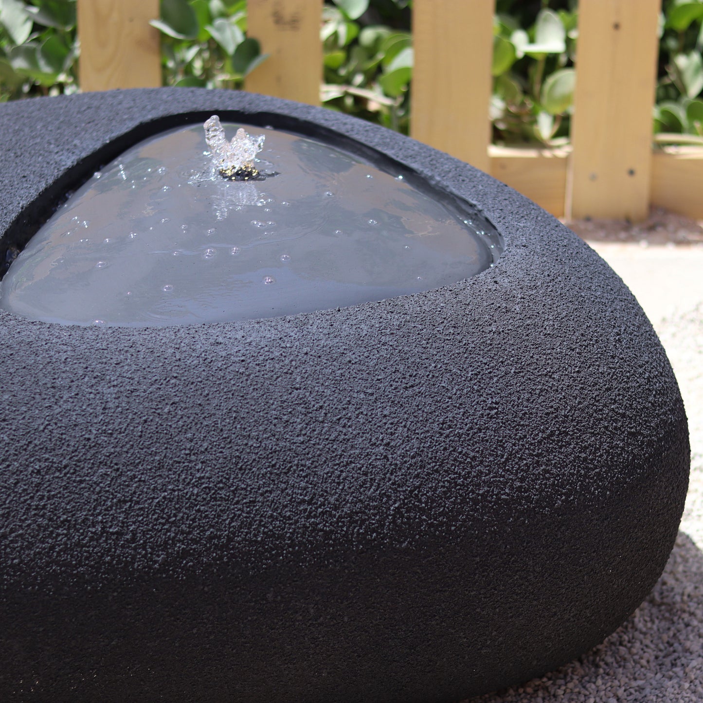 نافورة جورا مناسبة لوضعها بجانب الجلسة أو في مدخل المنزل