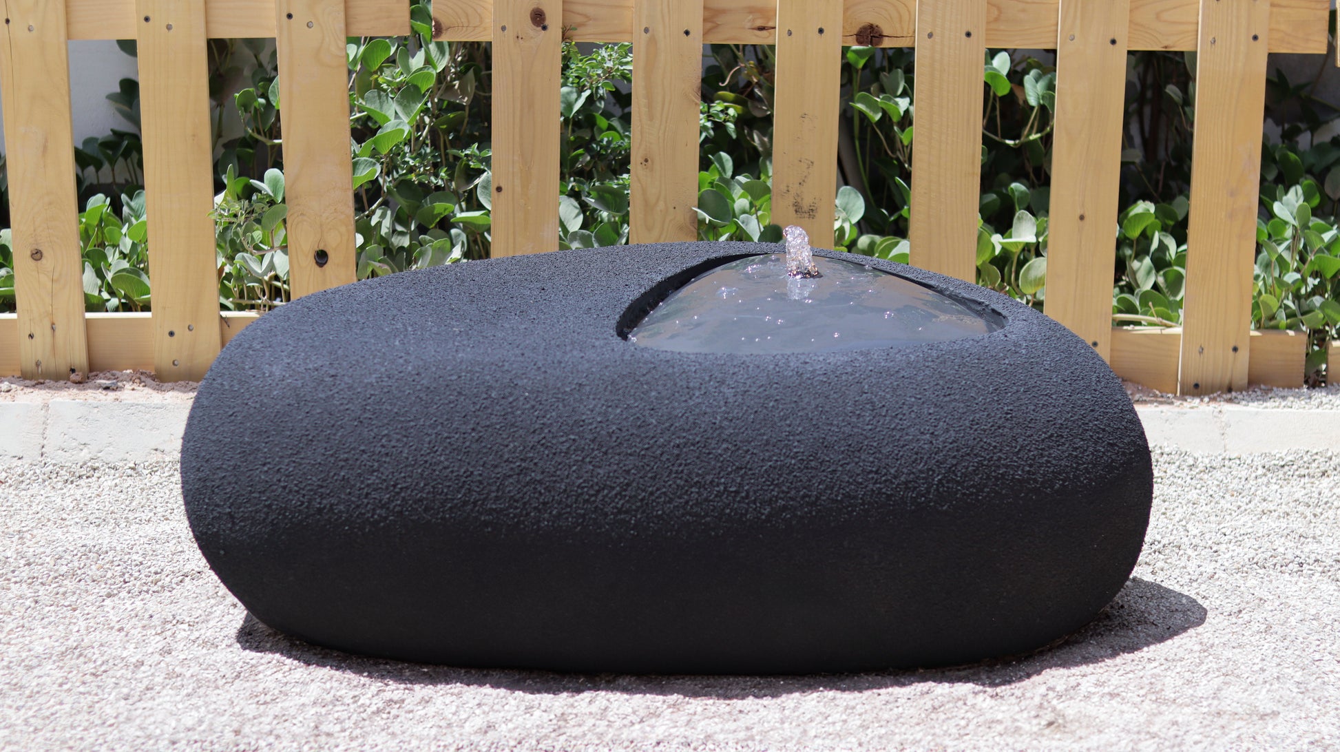 نافورة جورا تضيف حركة مائية لطيفة ولمسة جمالية للمكان