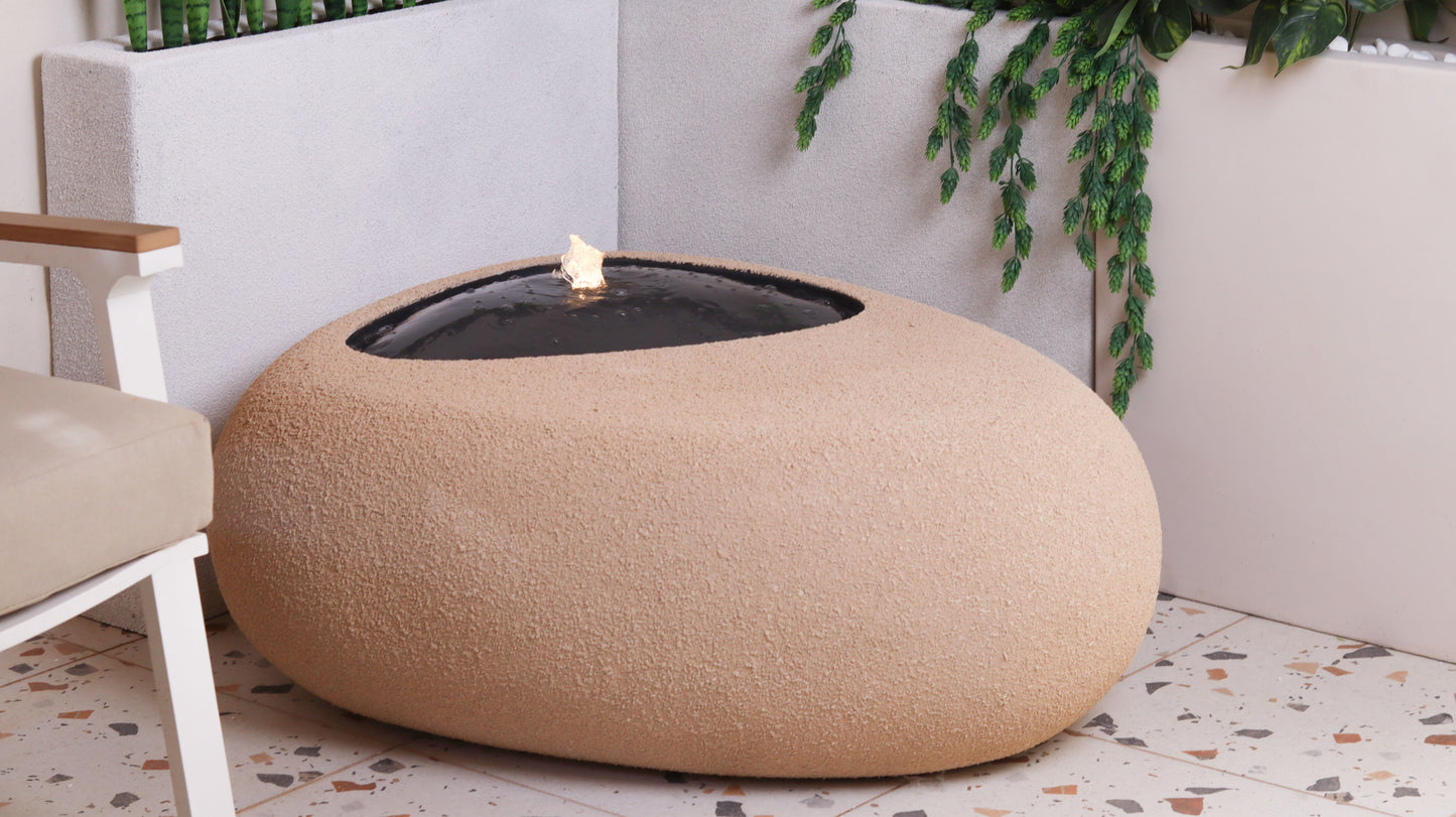 نافورة أنيقة بمستوى ارتفاع مناسب للاستخدام بجانب الأثاث