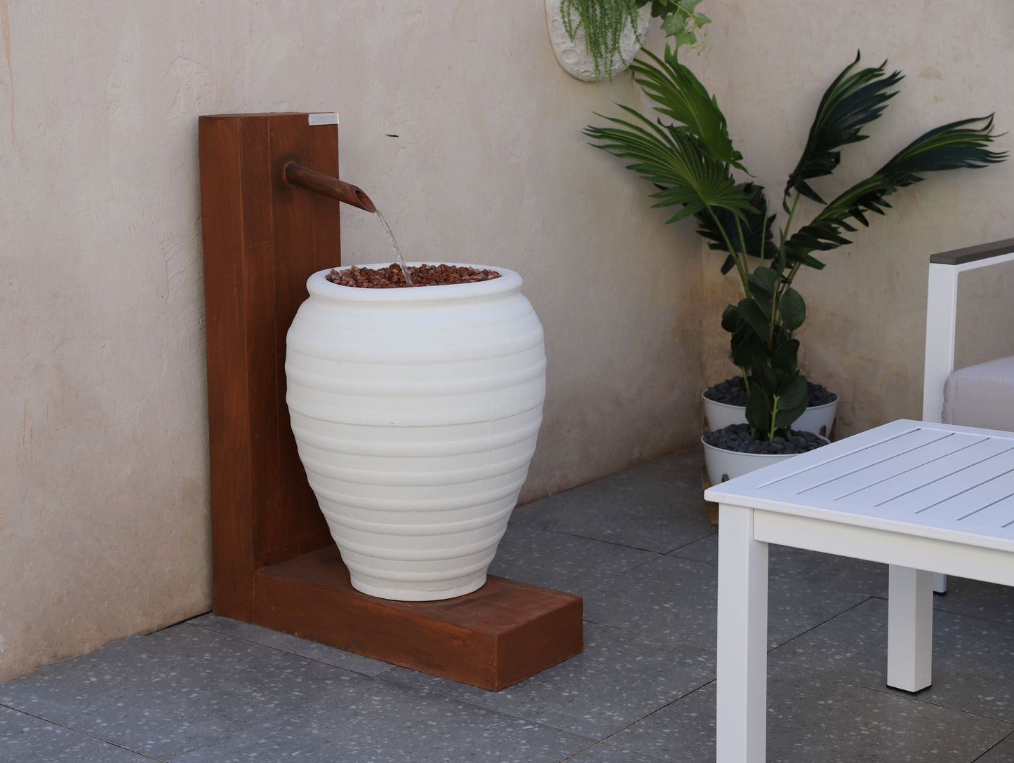 شلال كيرلا بتصميم راقٍ يضيف لمسة هدوء للجلسات الخارجية.