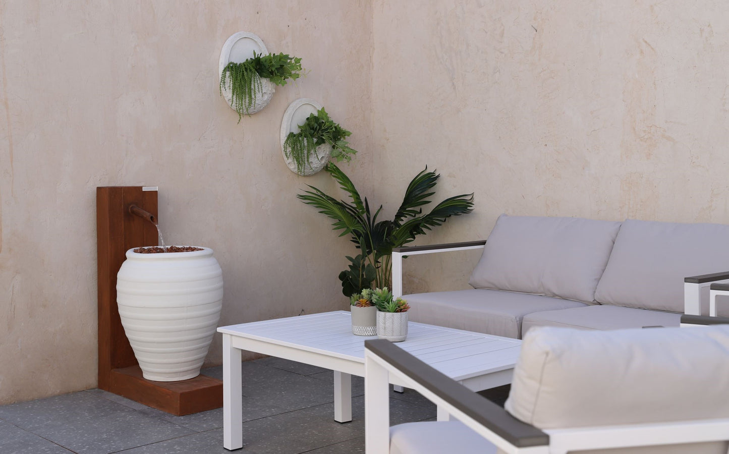 شلال صغير الحجم مناسب للمساحات الخارجية الأنيقة.