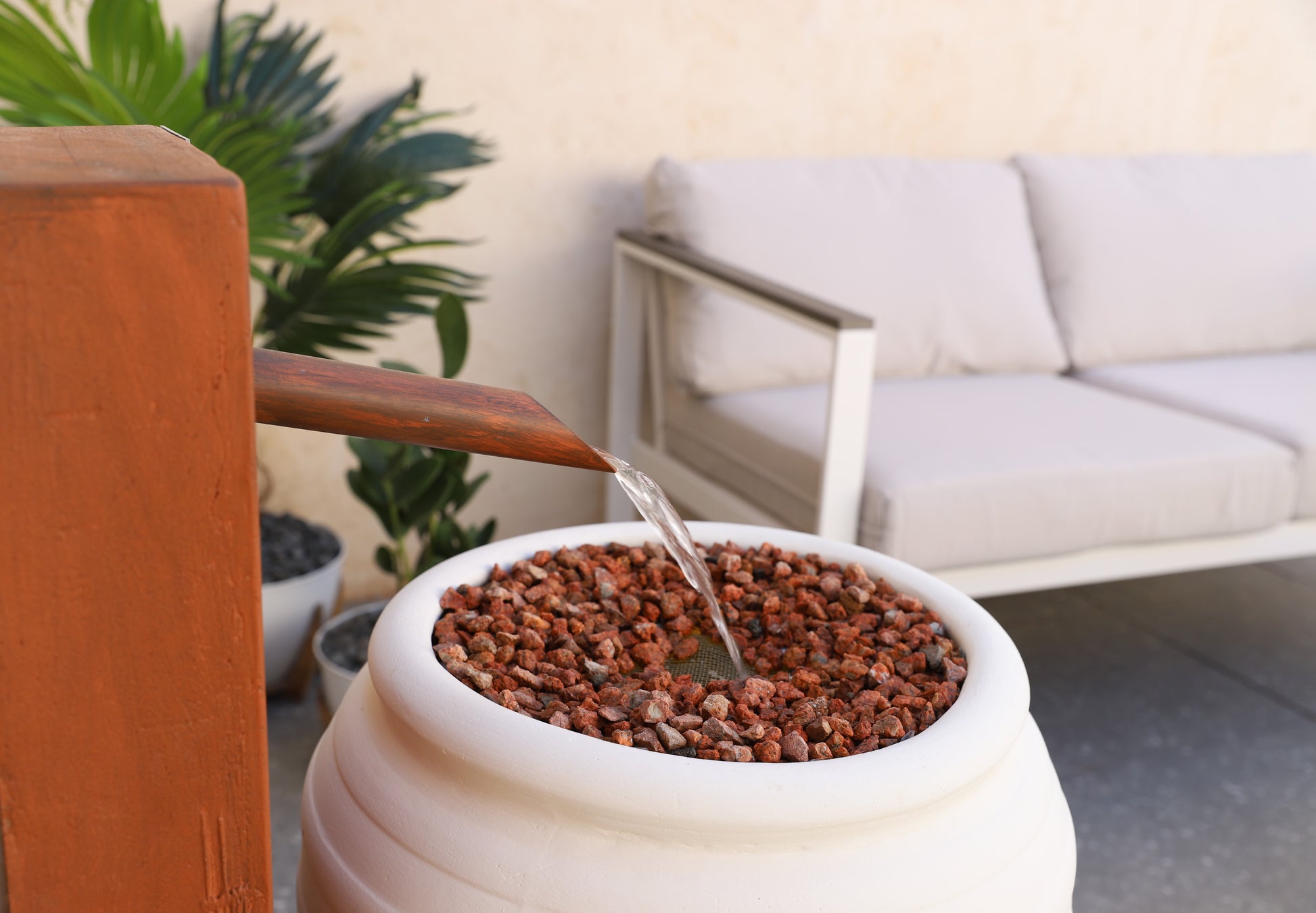 تدفق المياه الهادئ يخلق أجواء مريحة ومنعشة.