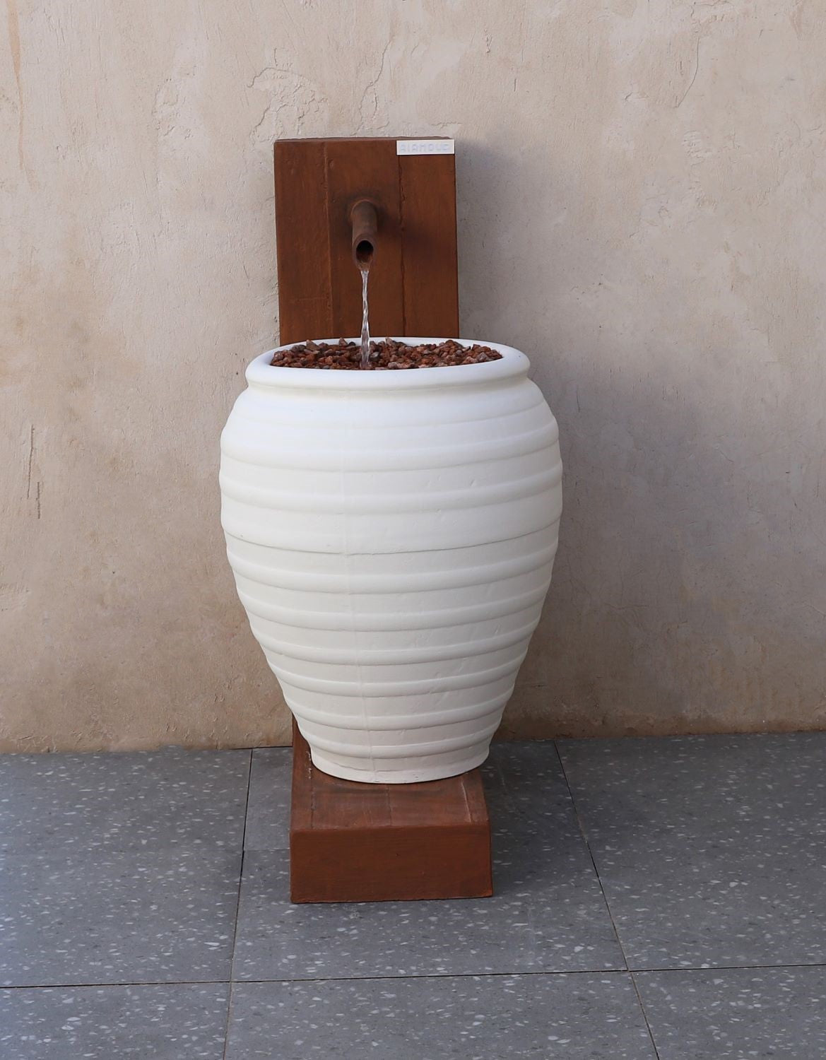 شلال أنيق يضفي فخامة على الجلسات الخارجية.