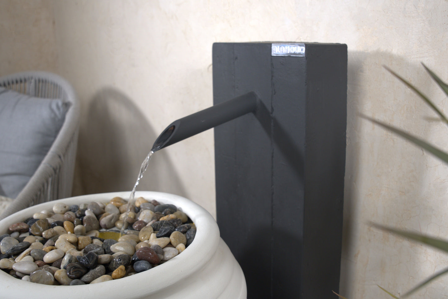 شلال يضفي أجواء استرخاء وتناغم للمساحة.