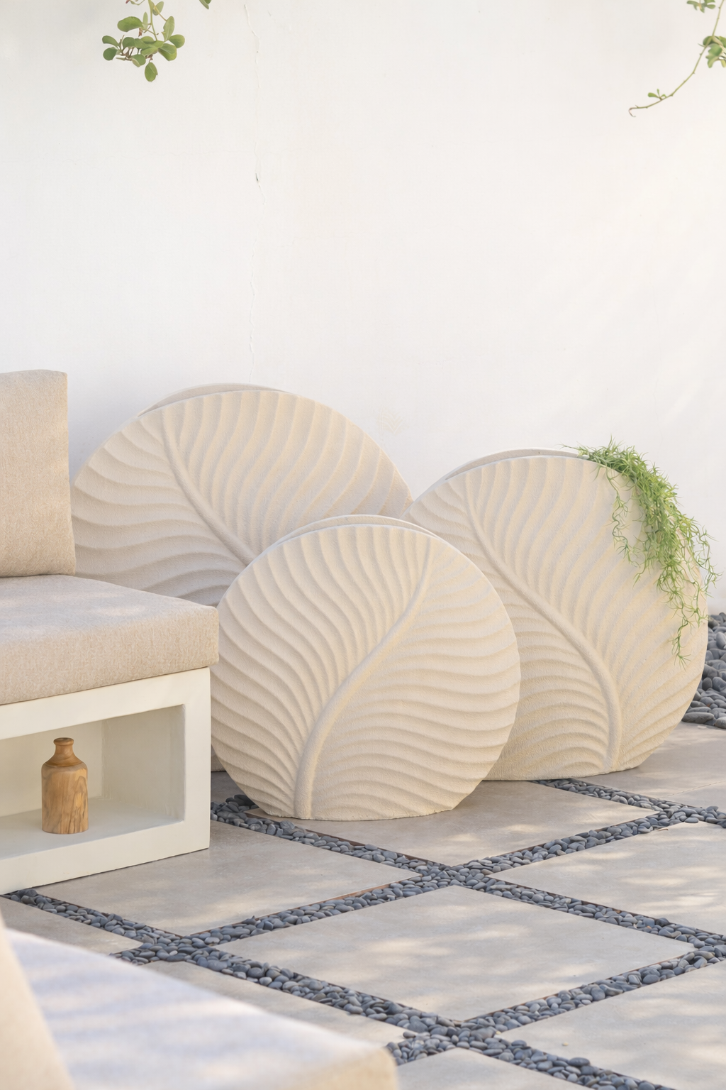 فازات ليف خارجية بنقشة أوراق طبيعية بثلاثة أحجام بلون بيج للديكور الخارجي