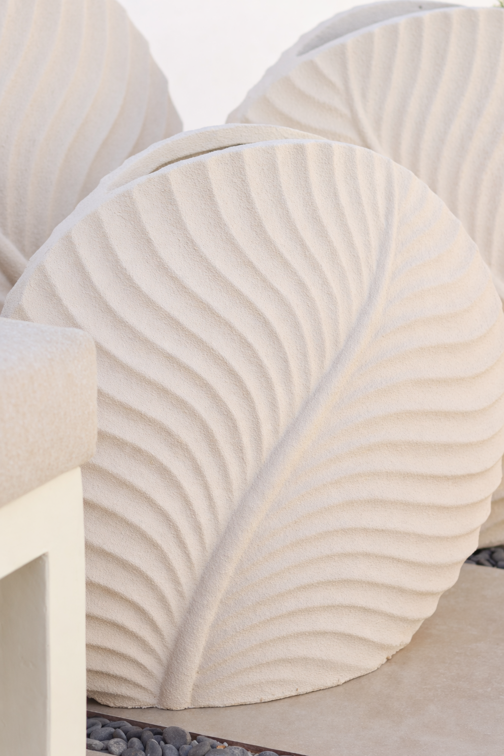 فازات ليف خارجية بنقشة أوراق طبيعية بثلاثة أحجام بلون بيج للديكور الخارجي