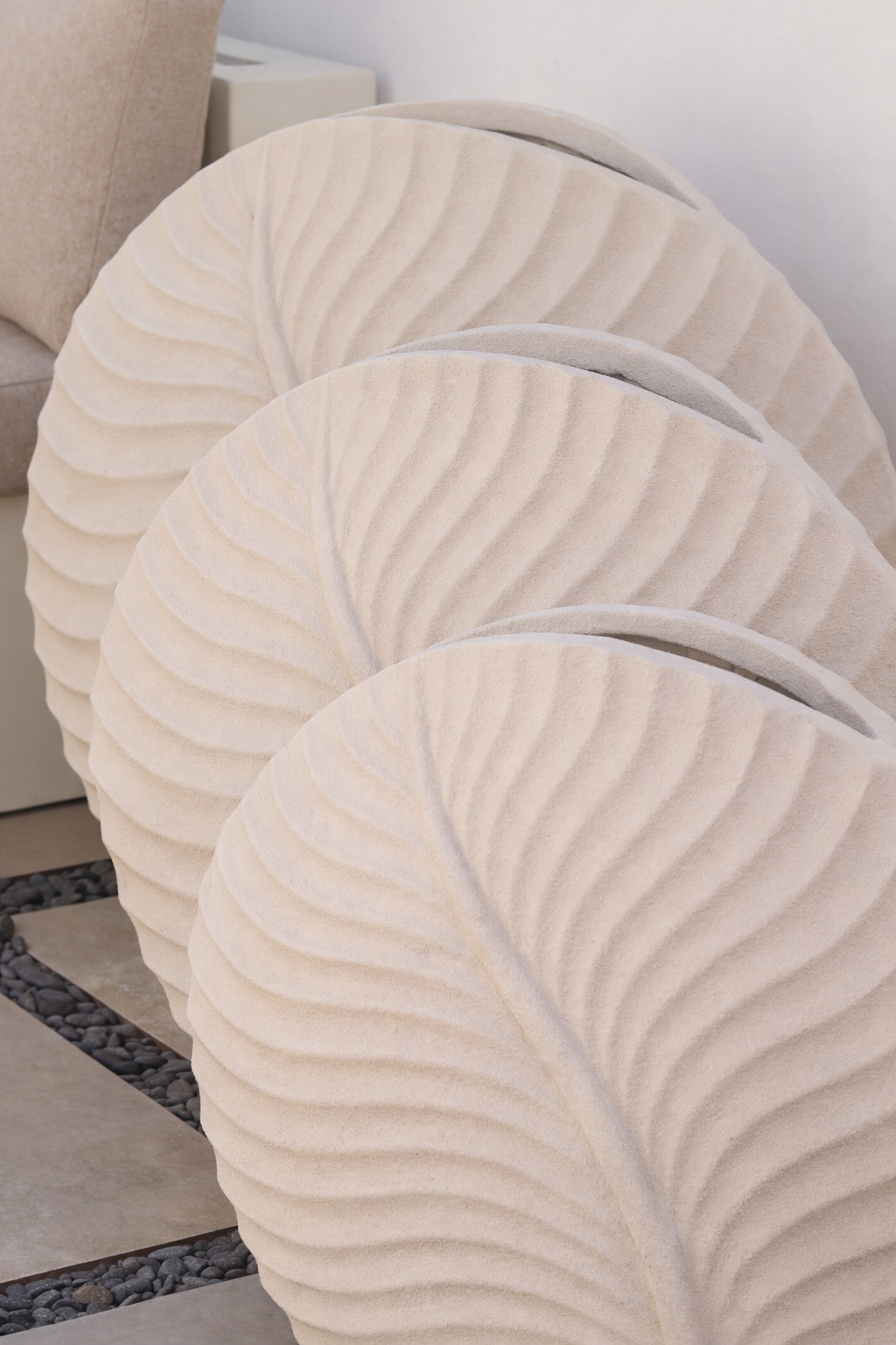 فازات ليف خارجية بنقشة أوراق طبيعية بثلاثة أحجام بلون بيج للديكور الخارجي