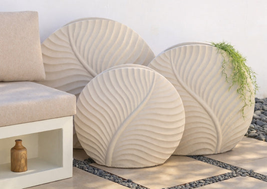 فازات ليف خارجية بنقشة أوراق طبيعية بثلاثة أحجام بلون بيج للديكور الخارجي