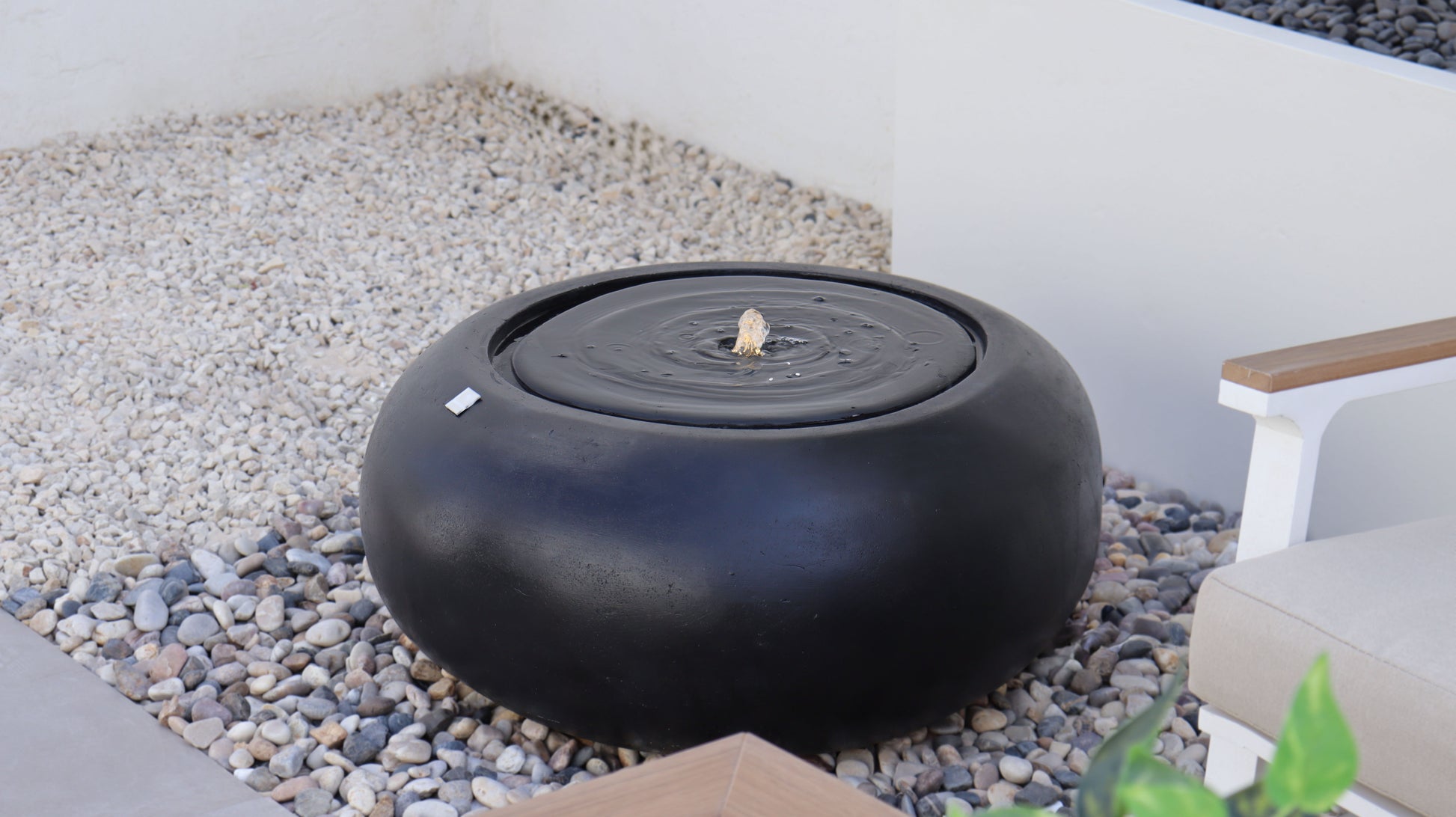 نافورة موستار تضيف أجواء مريحة للمكان