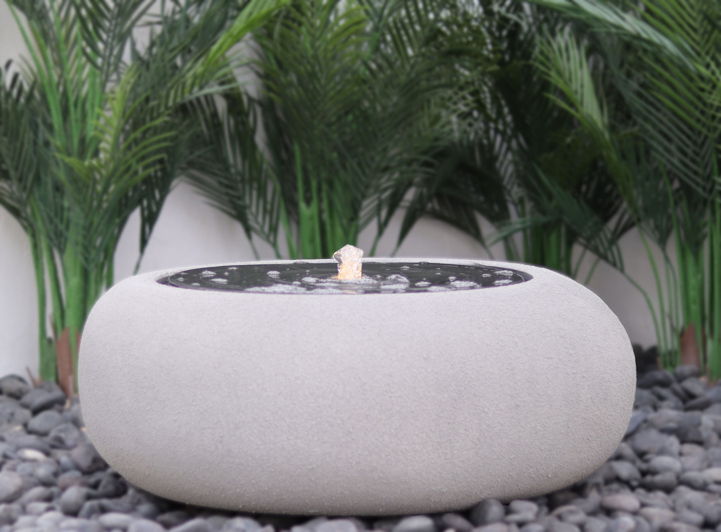 نافورة ديكور بإضاءة مدمجة تضيف جمالًا ليليًا