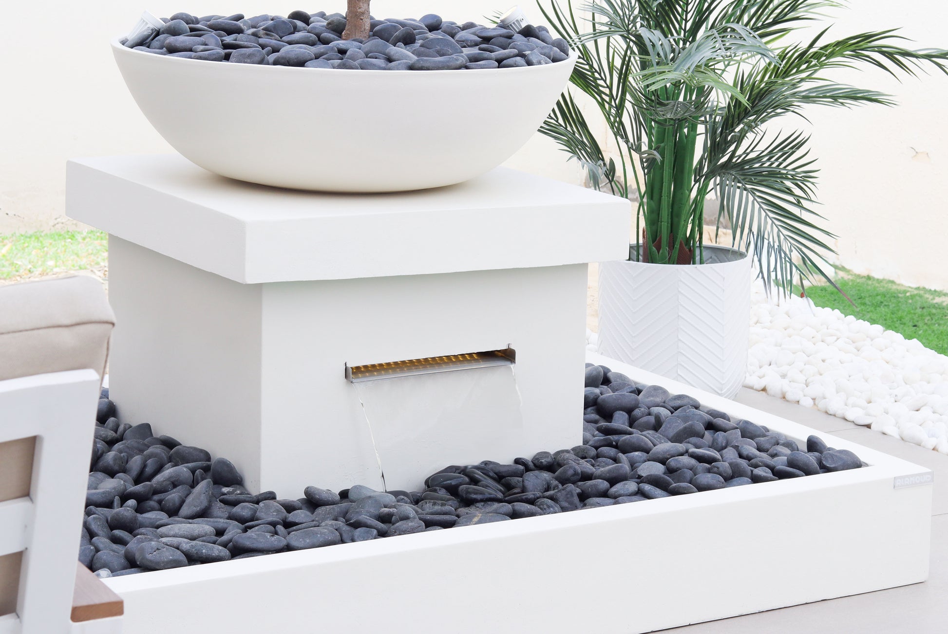 نافورة ميونخ تضيف حركة ماء هادئة للمساحة