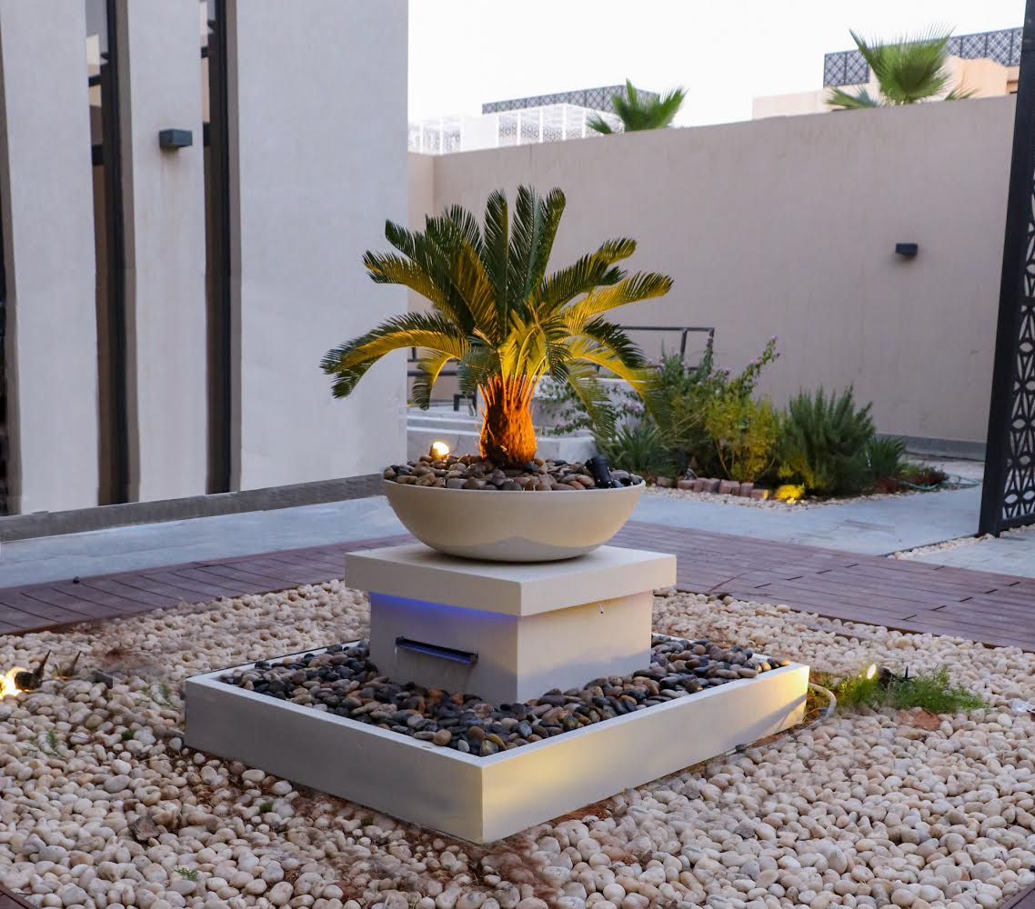 نافورة مميزة بتصميم مربع وارتفاع واضح