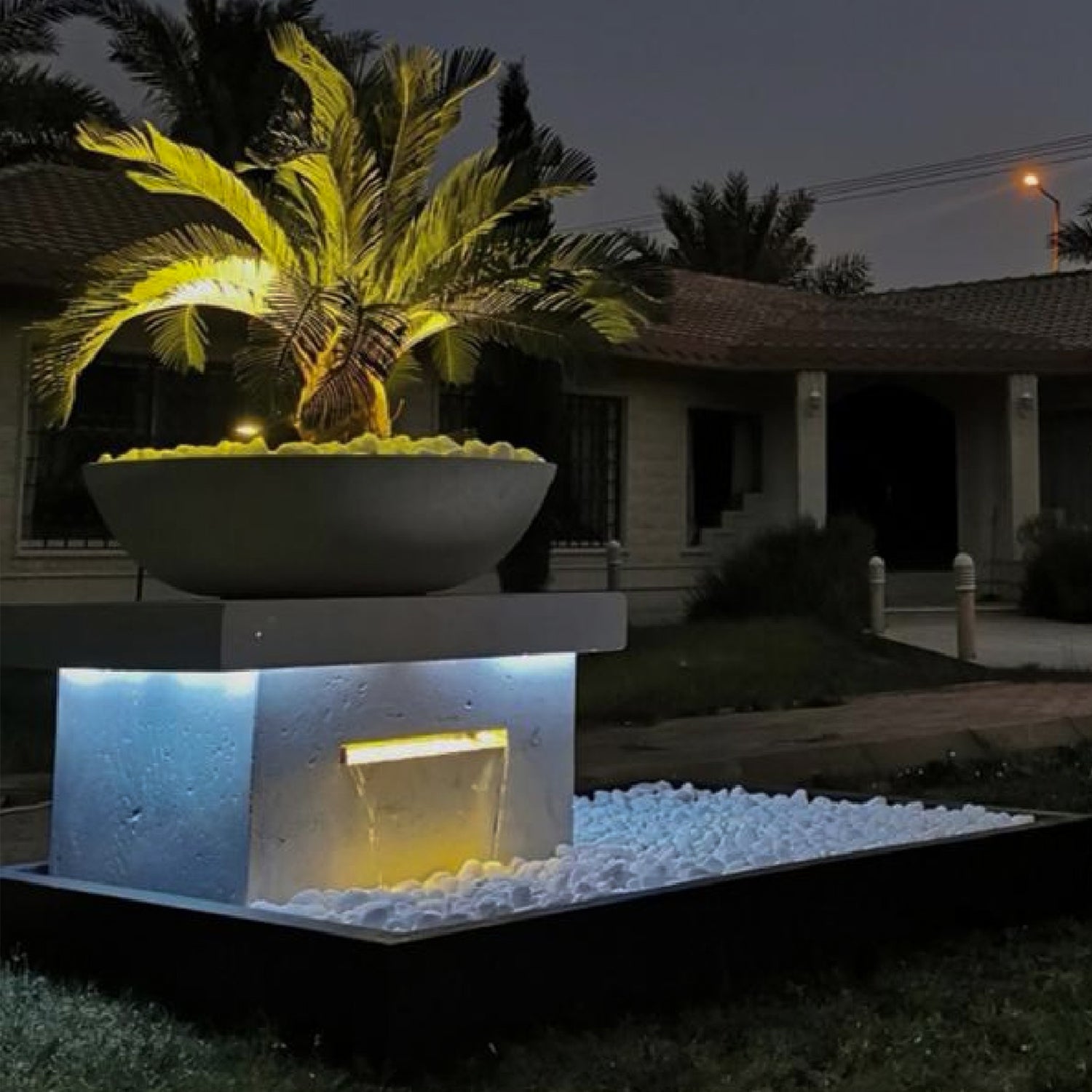 نافورة تضفي جمالًا بصريًا على الحدائق والجلسات الخارجية