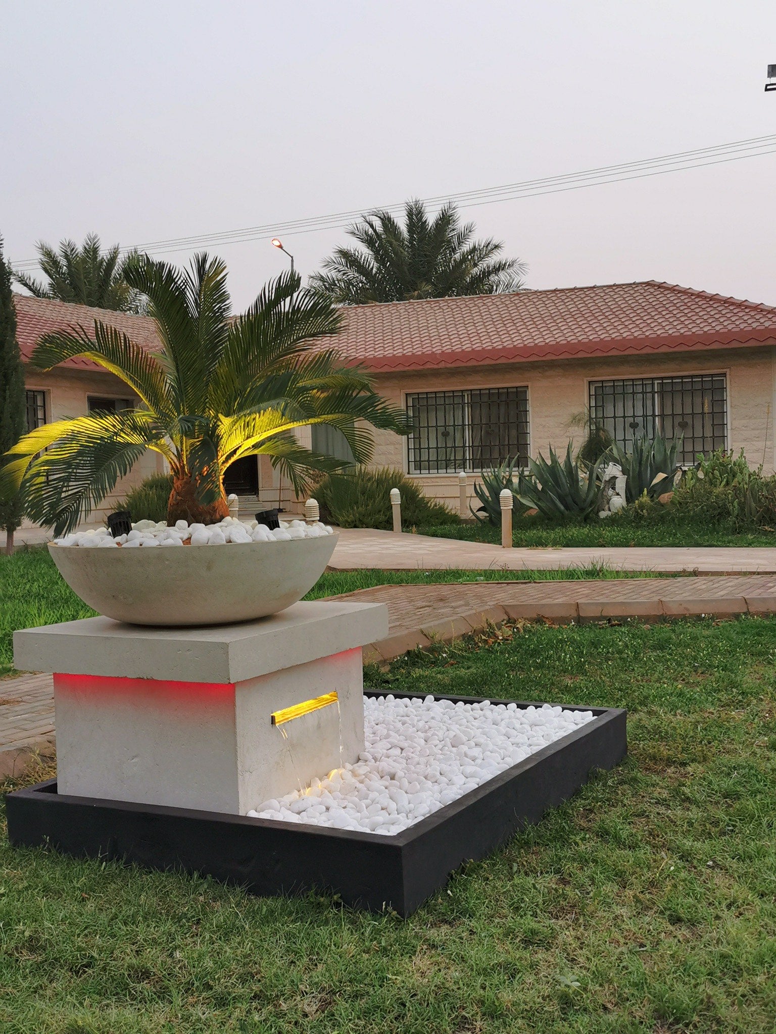 نافورة ديكور تجمع بين الحجر والماء بتناسق جميل