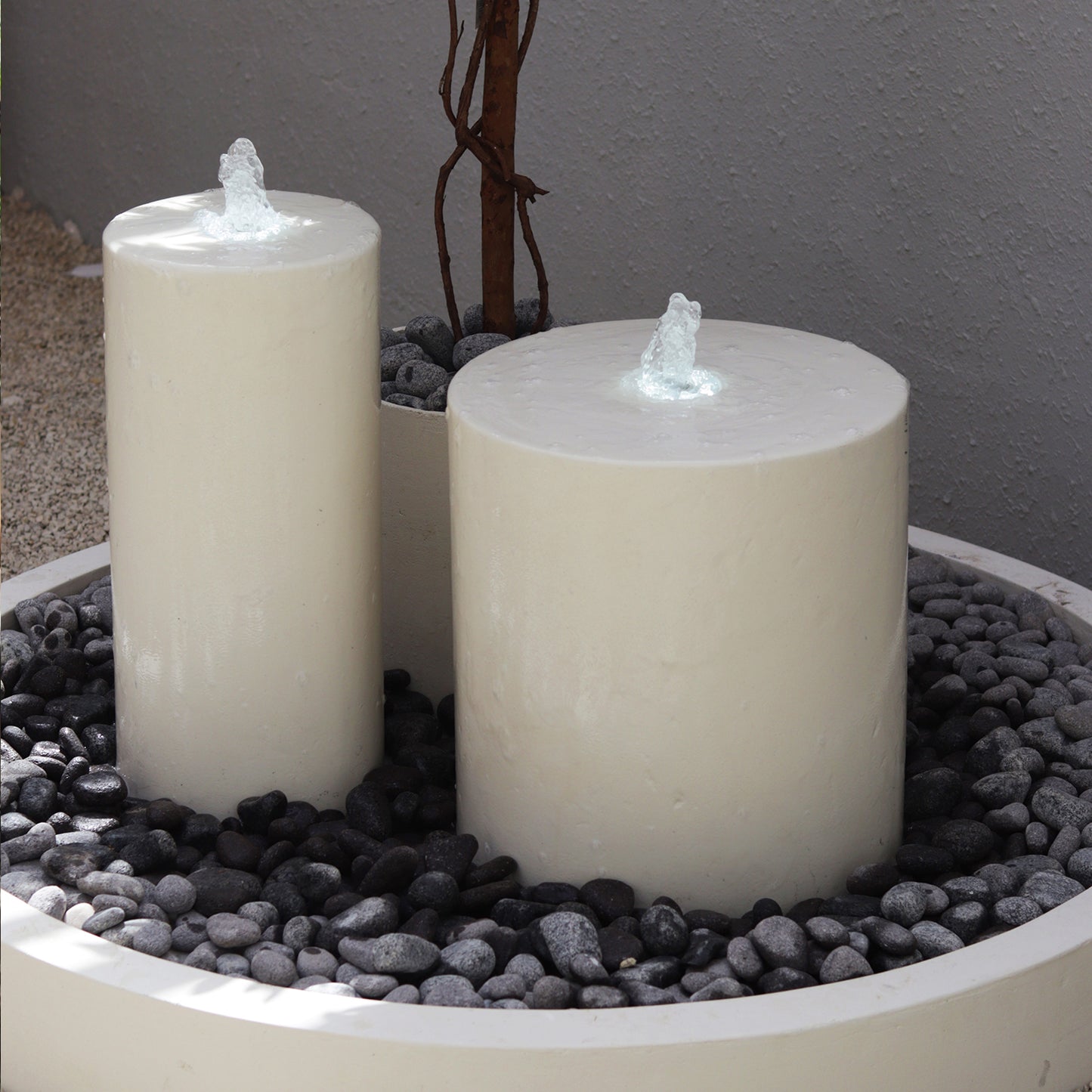 نافورة تجمع بين الماء والأشجار بشكل متناغم