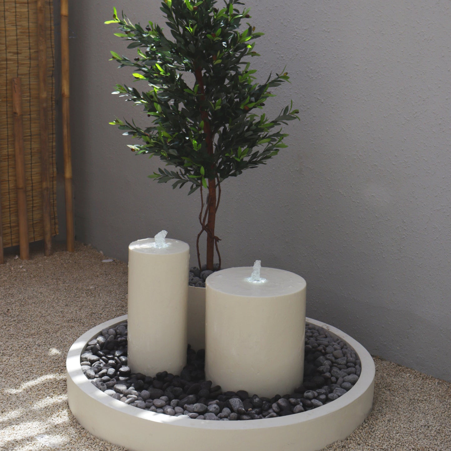 نافورة نابولي تضيف أجواء طبيعية للمكان