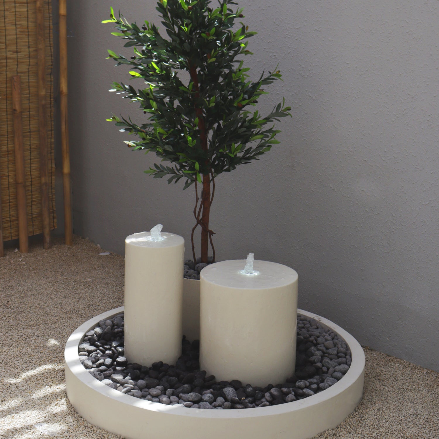 نافورة نابولي تضيف أجواء طبيعية للمكان