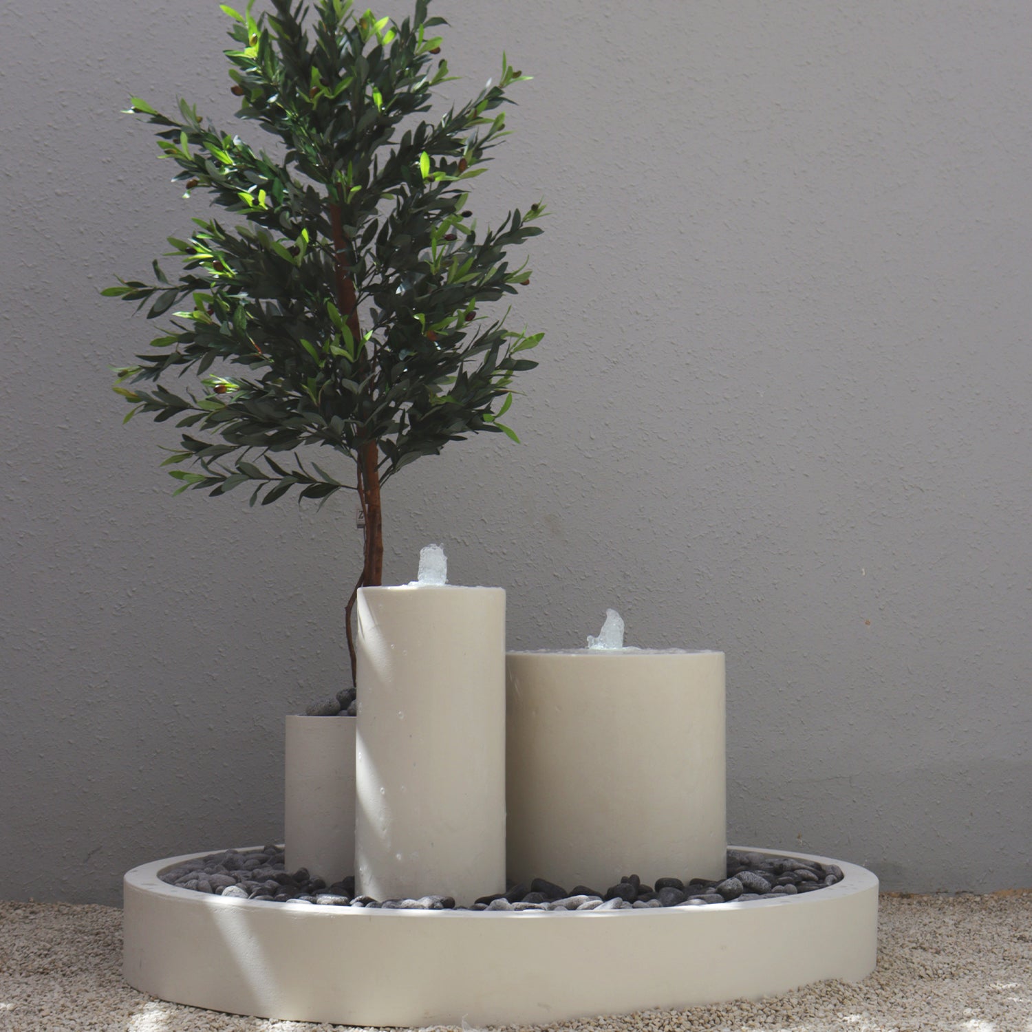 نافورة مع أشجار تضيف لمسة خضراء أنيقة