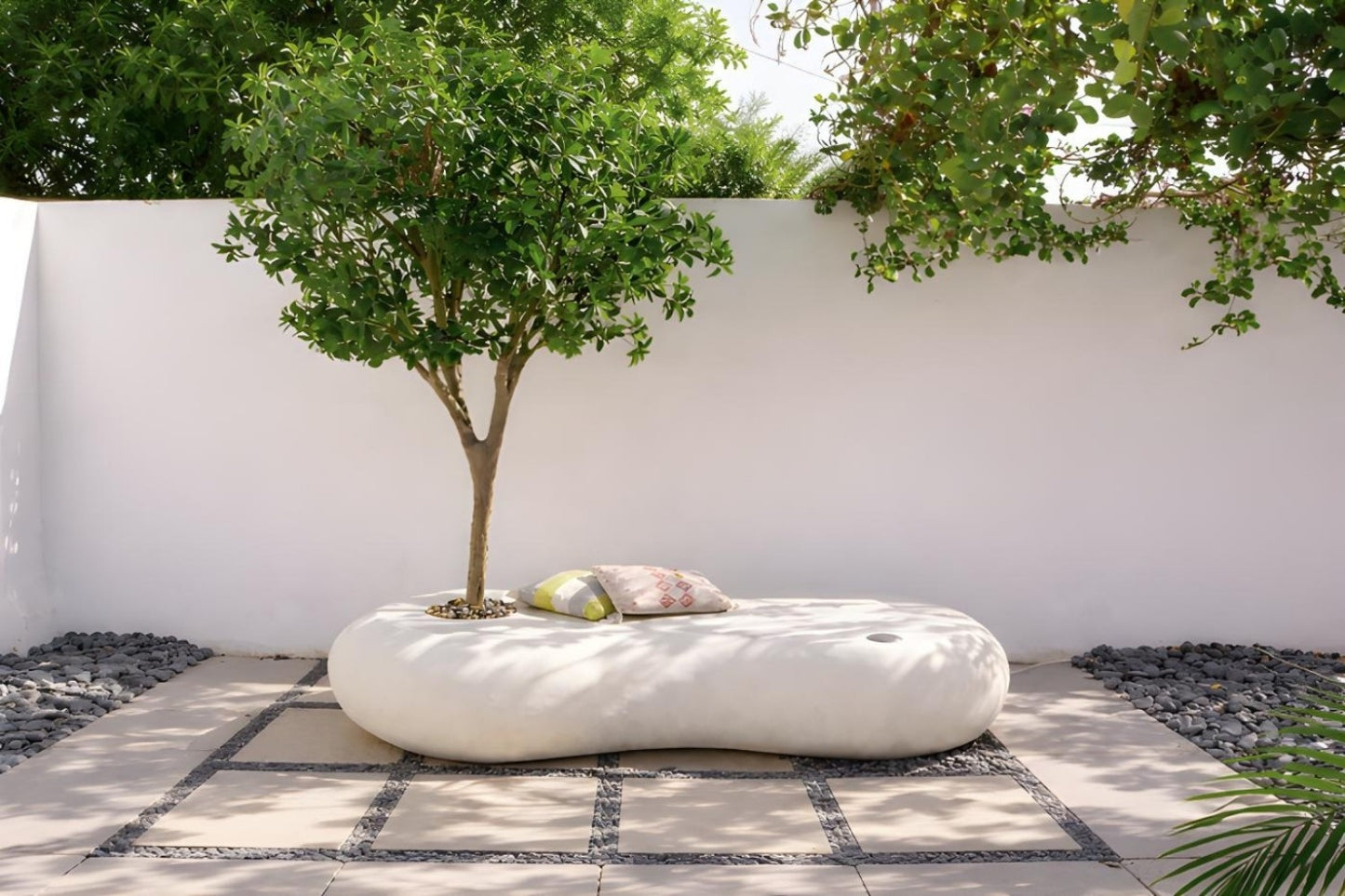 كرسي نيست خارجي بتصميم عصري عضوي بلون أوف وايت مع حوض زراعة مدمج لشجرة ، يجمع بين الجلسة والديكور الطبيعي ليمنح الحدائق والأفنية لمسة أنيقة وهادئة.