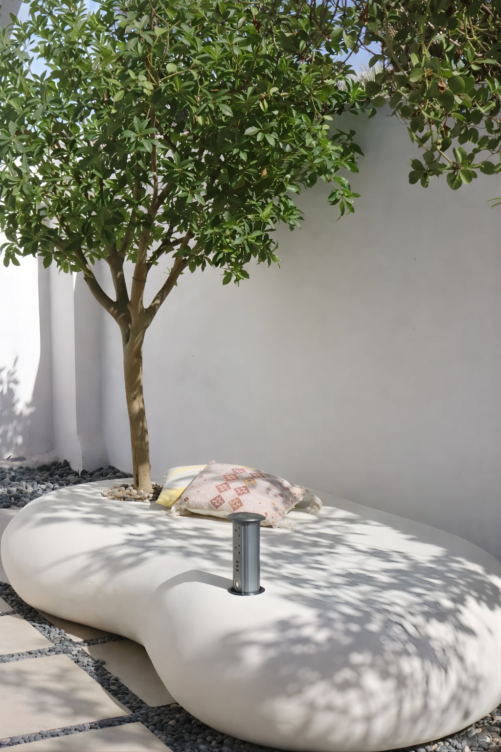 
كرسي نيست خارجي  بلون أوف وايت مع شجرة مزروعة ووسائد جلوس، مزود بتوصيلة كهربائية وسماعة مدمجة في فناء حديقة.
