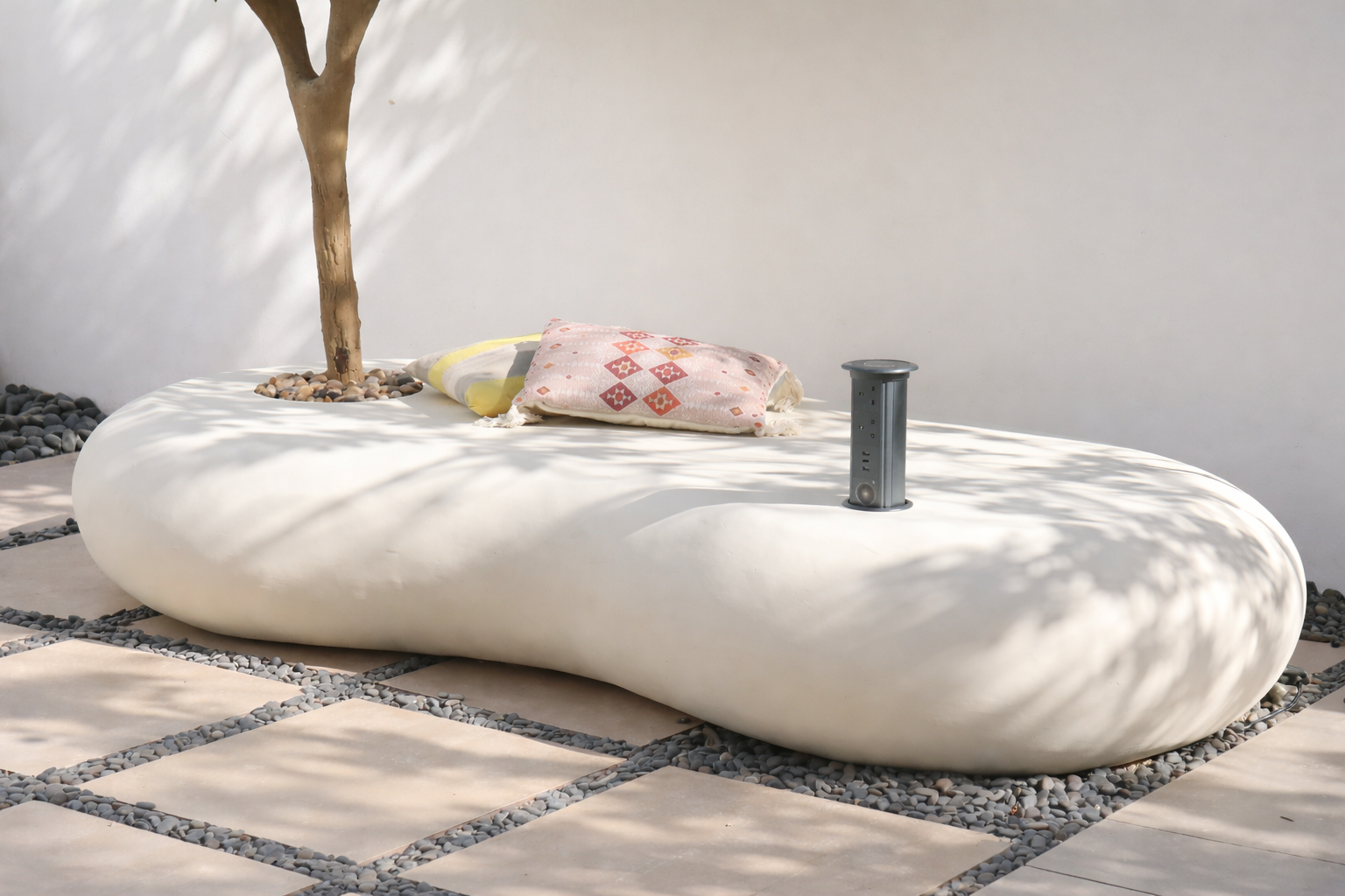 كرسي نيست خارجي  بلون أوف وايت مع شجرة مزروعة ووسائد جلوس، مزود بتوصيلة كهربائية وسماعة مدمجة في فناء حديقة.
