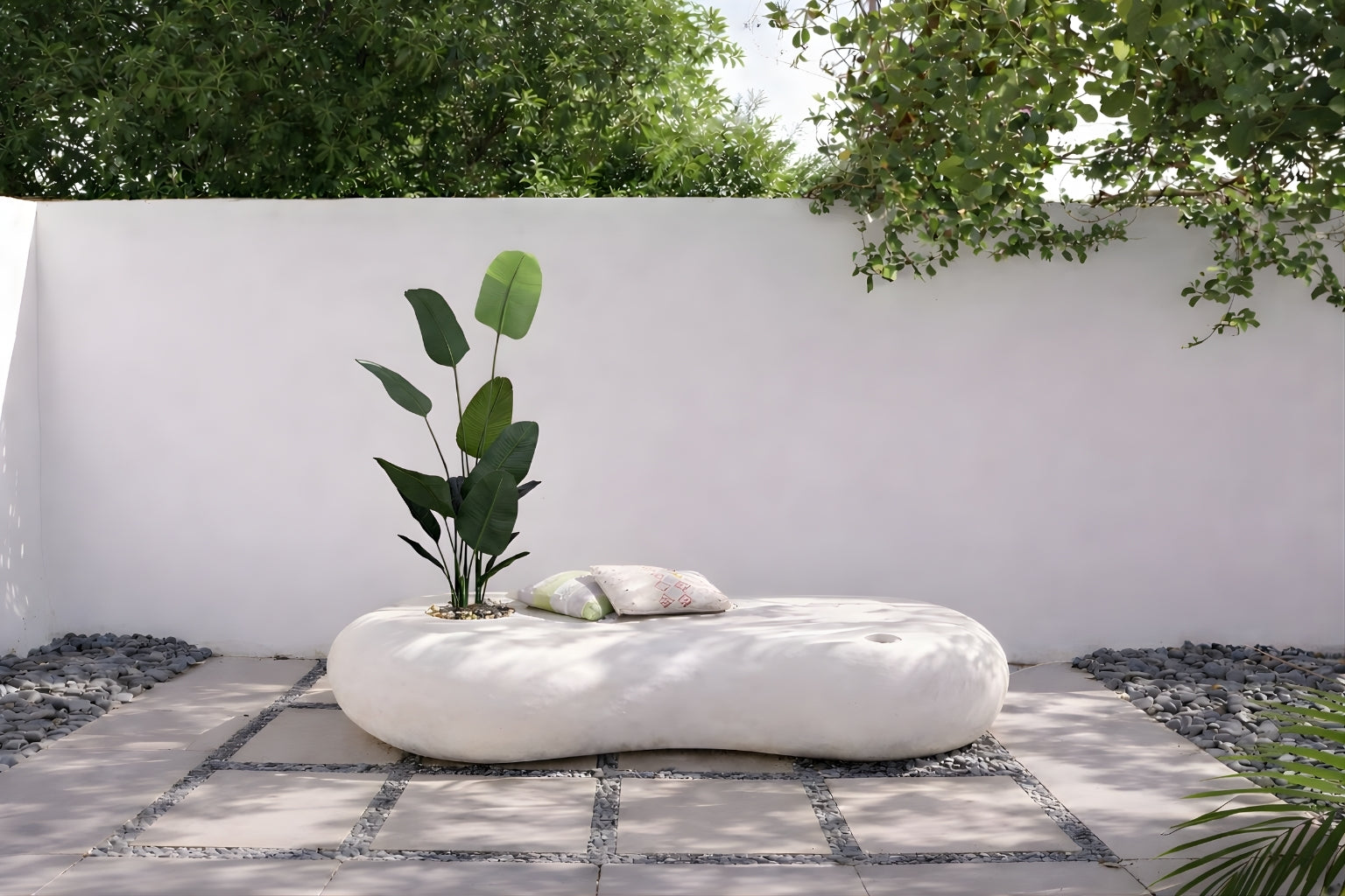 كرسي خارجي عضوي بلون أوف وايت مع شجرة مزروعة ووسائد جلوس في فناء حديقة.