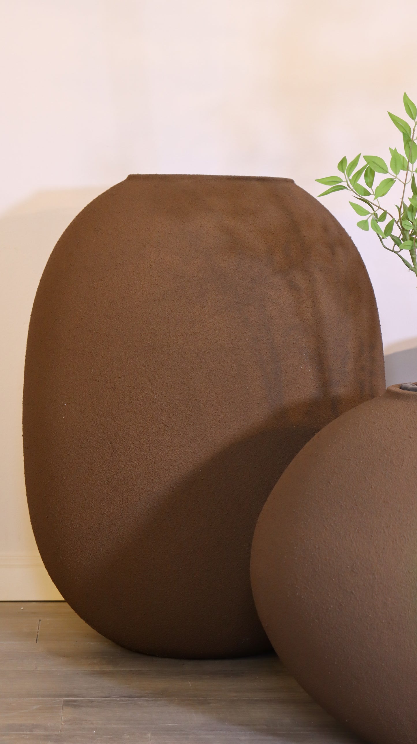 حوض بني بيضاوي بملمس خشن مصمم لإضافة لمسة عصرية وطبيعية للمساحات الخارجية