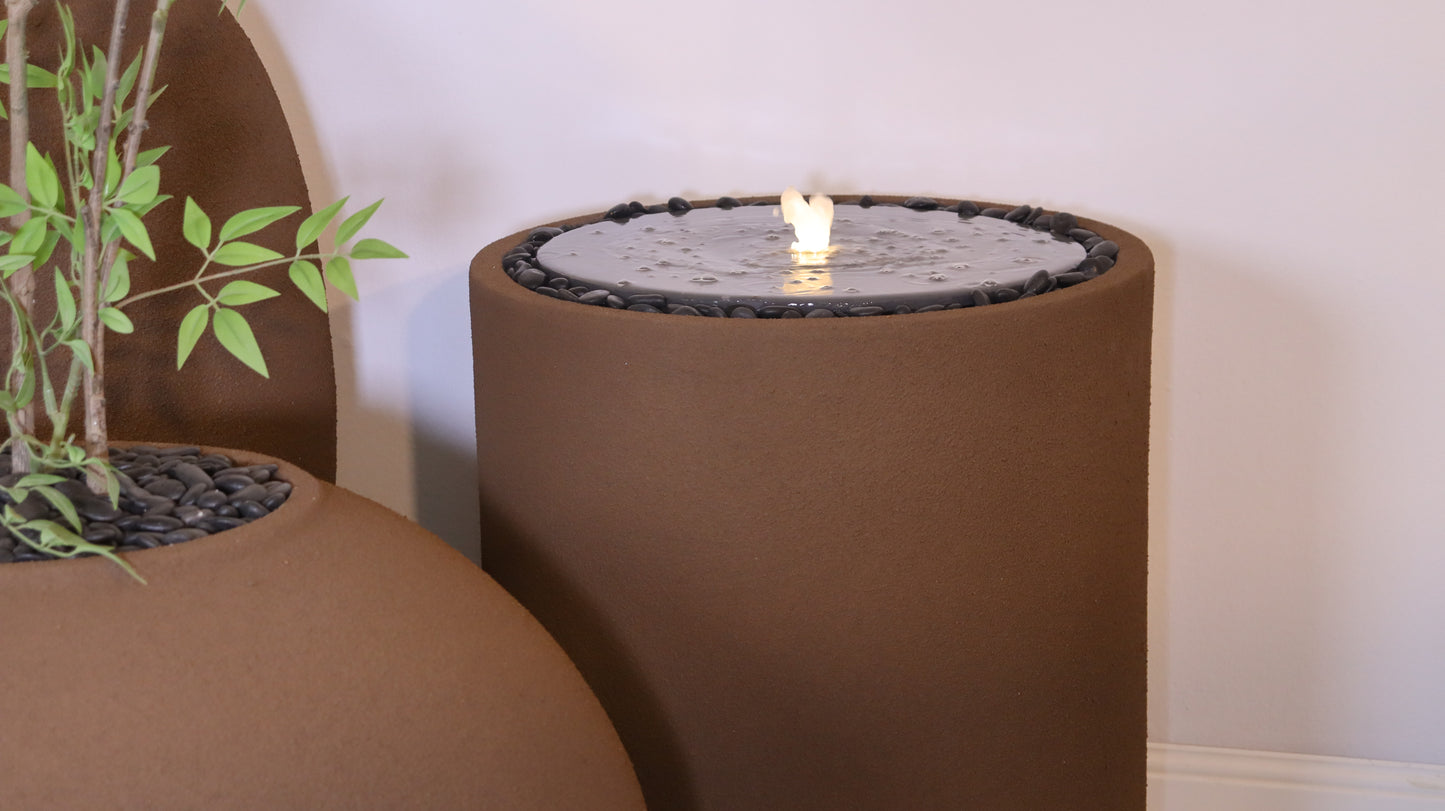 نافورة بلون بني خشن  مصممه لإضافة لمسة عصرية وطبيعية للمساحات الخارجية