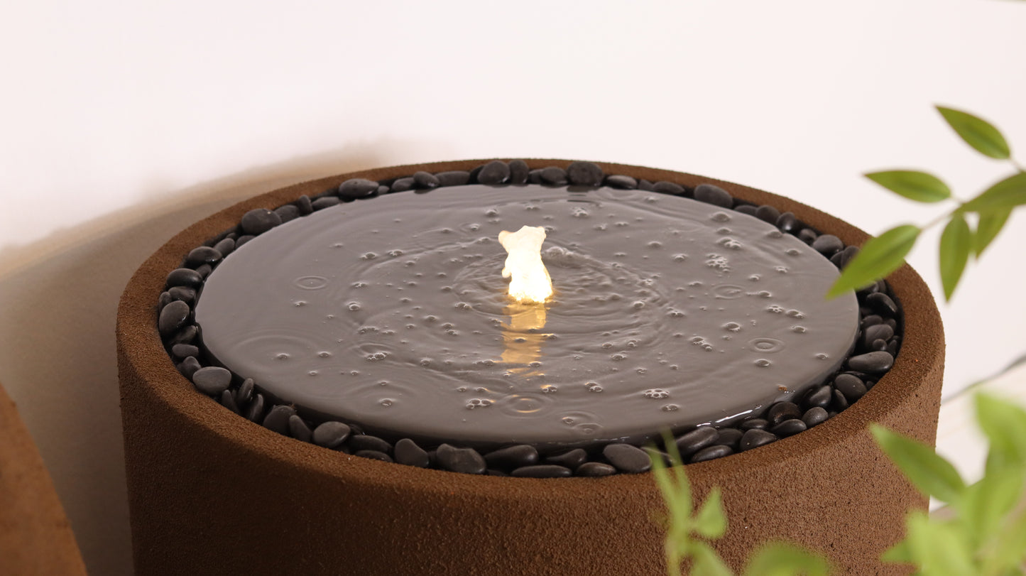 نافورة بلون بني خشن  مصممه لإضافة لمسة عصرية وطبيعية للمساحات الخارجية