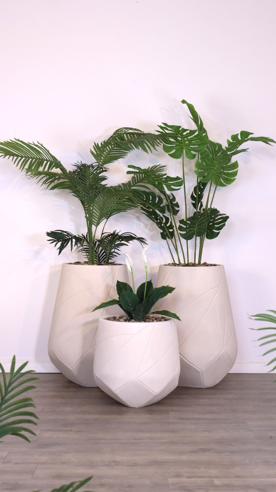 أحواض بيلر للنباتات الداخلية بلون بيج وأوف وايت بتصميم هندسي عصري مع نباتات زينة خضراء