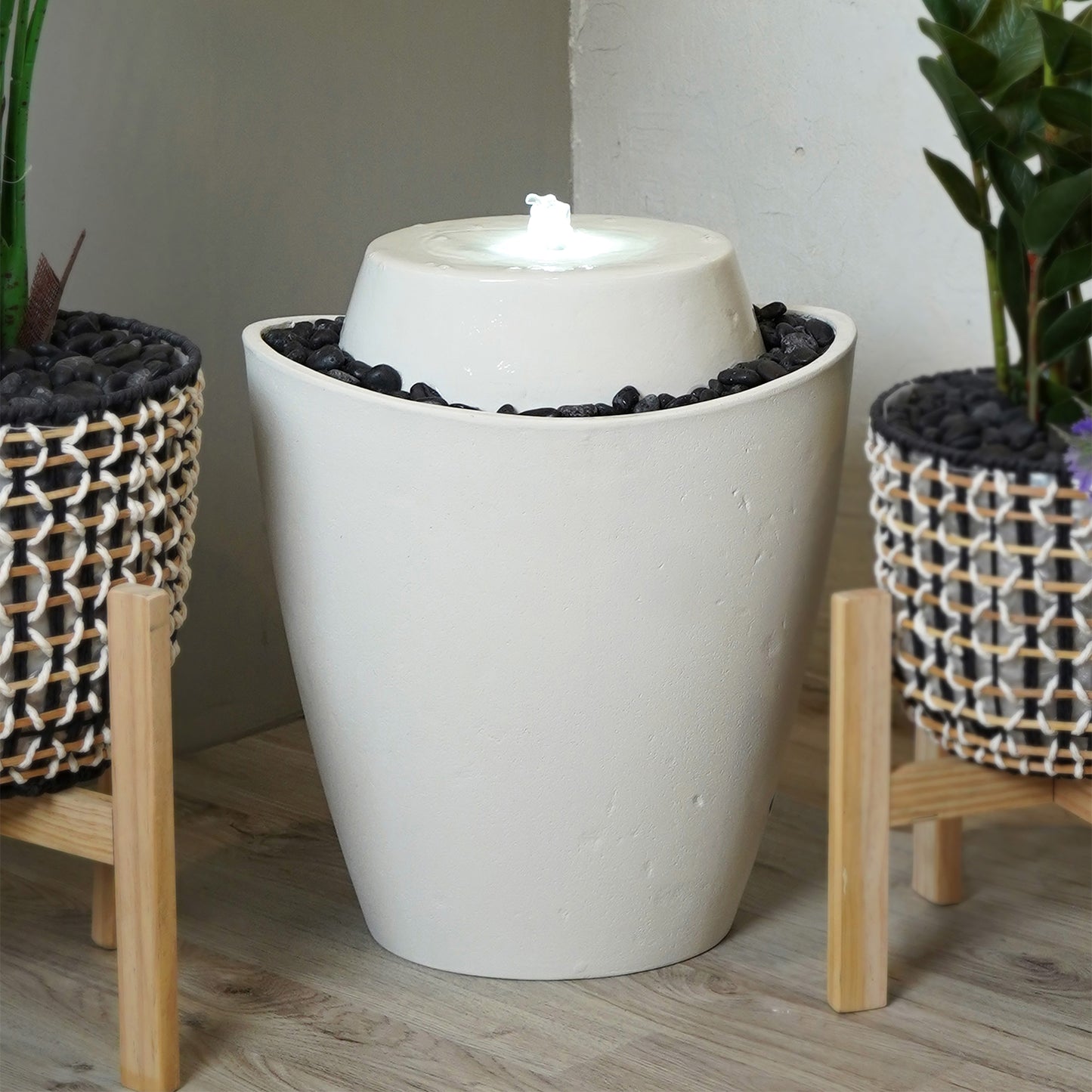 نافورة صغيرة بإضاءة مدمجة تضيف جمالًا للمكان