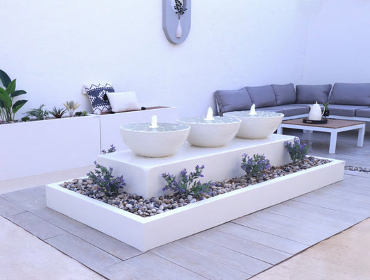 نافورة كلاسيكية للطابع الخارجي مزودة بإنارة وحجر زينة.