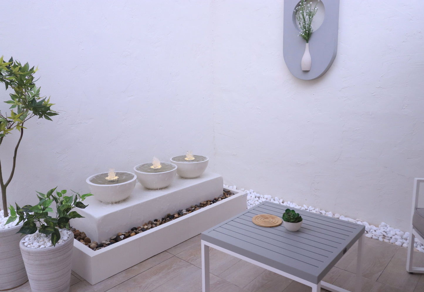 نافورة خارجية مزودة بإنارة مدمجة تمنح المكان هدوءًا وأناقة.