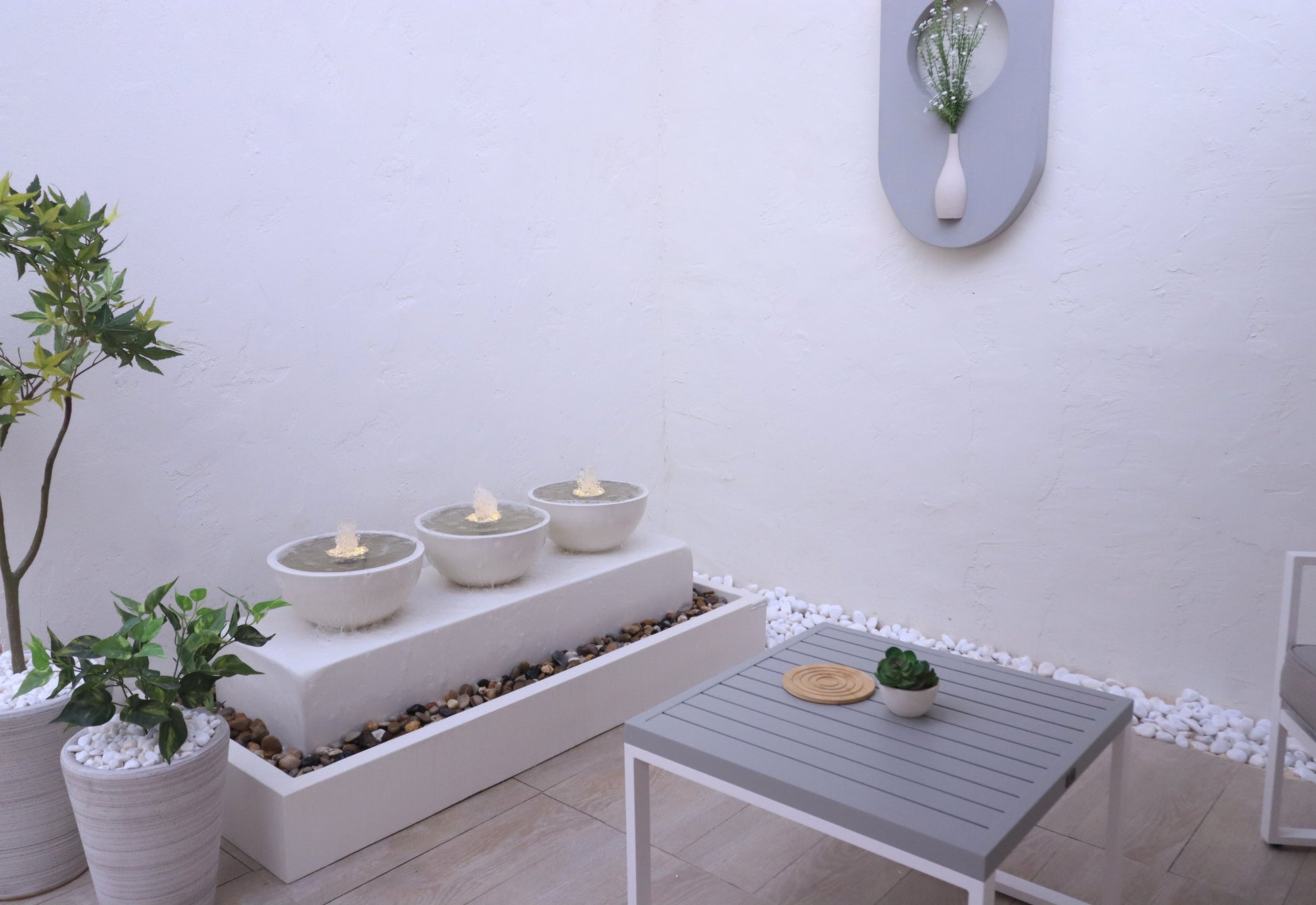 نافورة خارجية مزودة بإنارة مدمجة تمنح المكان هدوءًا وأناقة.