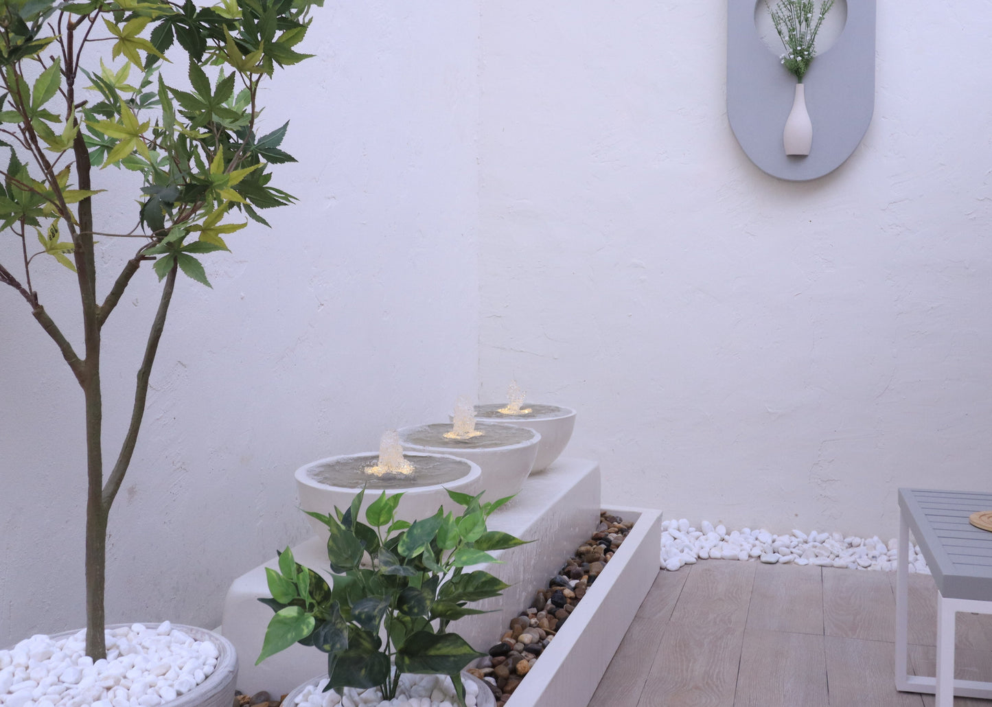 نافورة إسبانية بتصميم كلاسيكي يضيف جمالاً وحياة للحديقة.